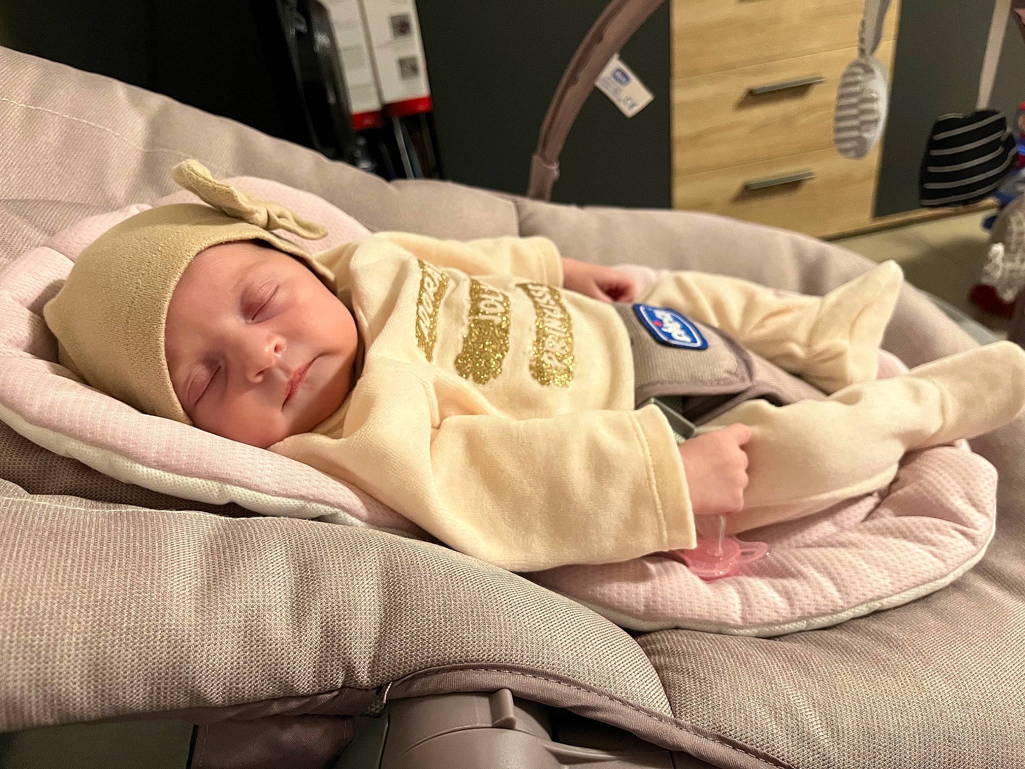 Emy participe au concours pour gagner de l'argent avec cette photo : baby, baby_products, baby_safety, baby_sleeping, baby_toddler_clothing, bedtime, child, comfort, face, hand, head, headwear, health_care, hospital_bed, linens, nap, person, room, service, sleep