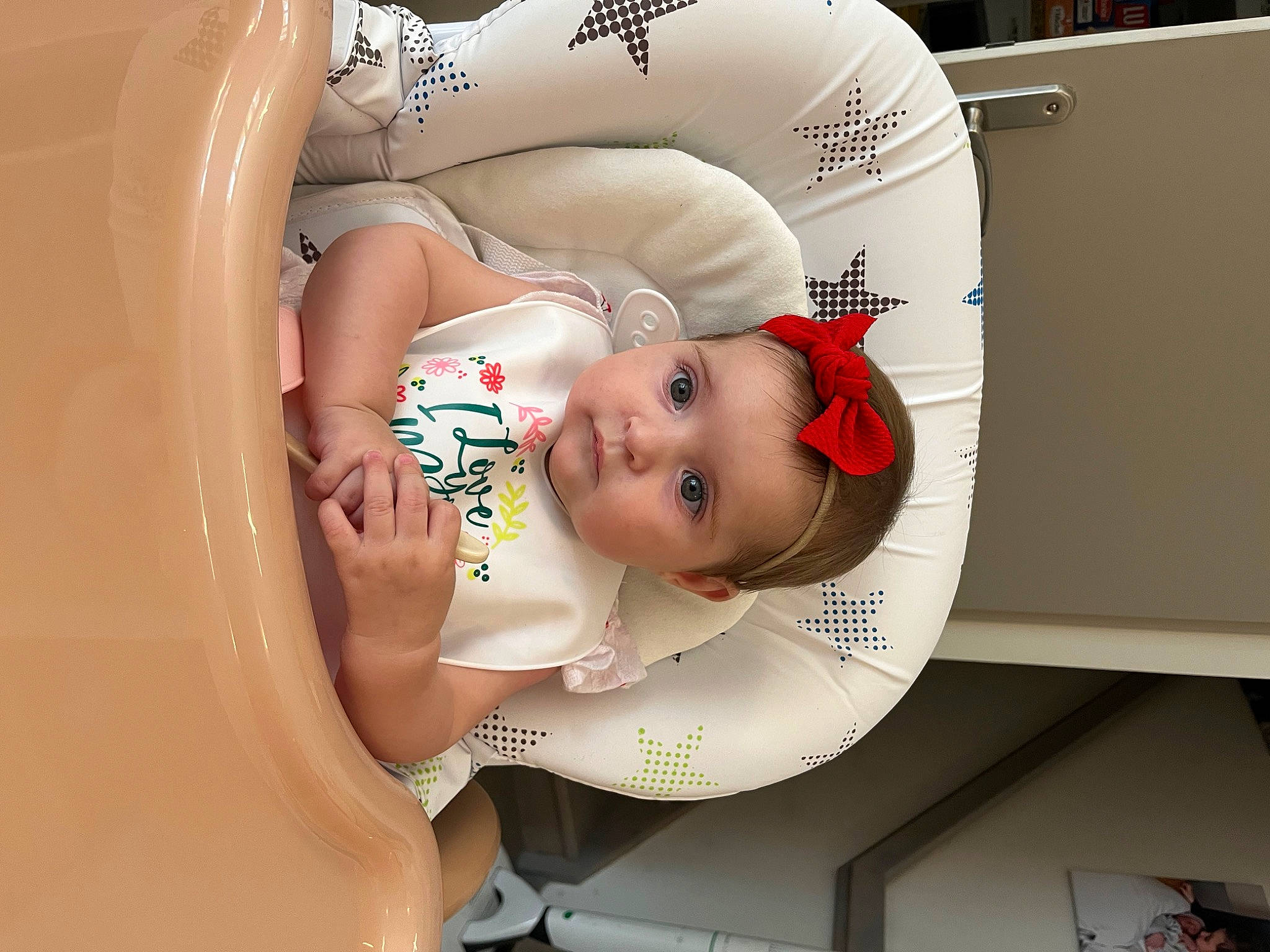 Emy a rejoint le concours — aidez-le/la à gagner de superbes lots ! arm, baby, baby_products, baby_safety, baby_toddler_clothing, bathing, child, comfort, fun, happy, mouth, person, room, sitting, toddler