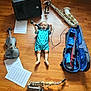 Mattéo a rejoint le concours — aidez-le/la à gagner de superbes lots ! blue_romper, case, child, floor, happy, headphones, indoor, lying_down, microphone, music, music_sheet, musical_instruments, person, playful, saxophone, speaker, toddler, toy, violin, wooden_floor