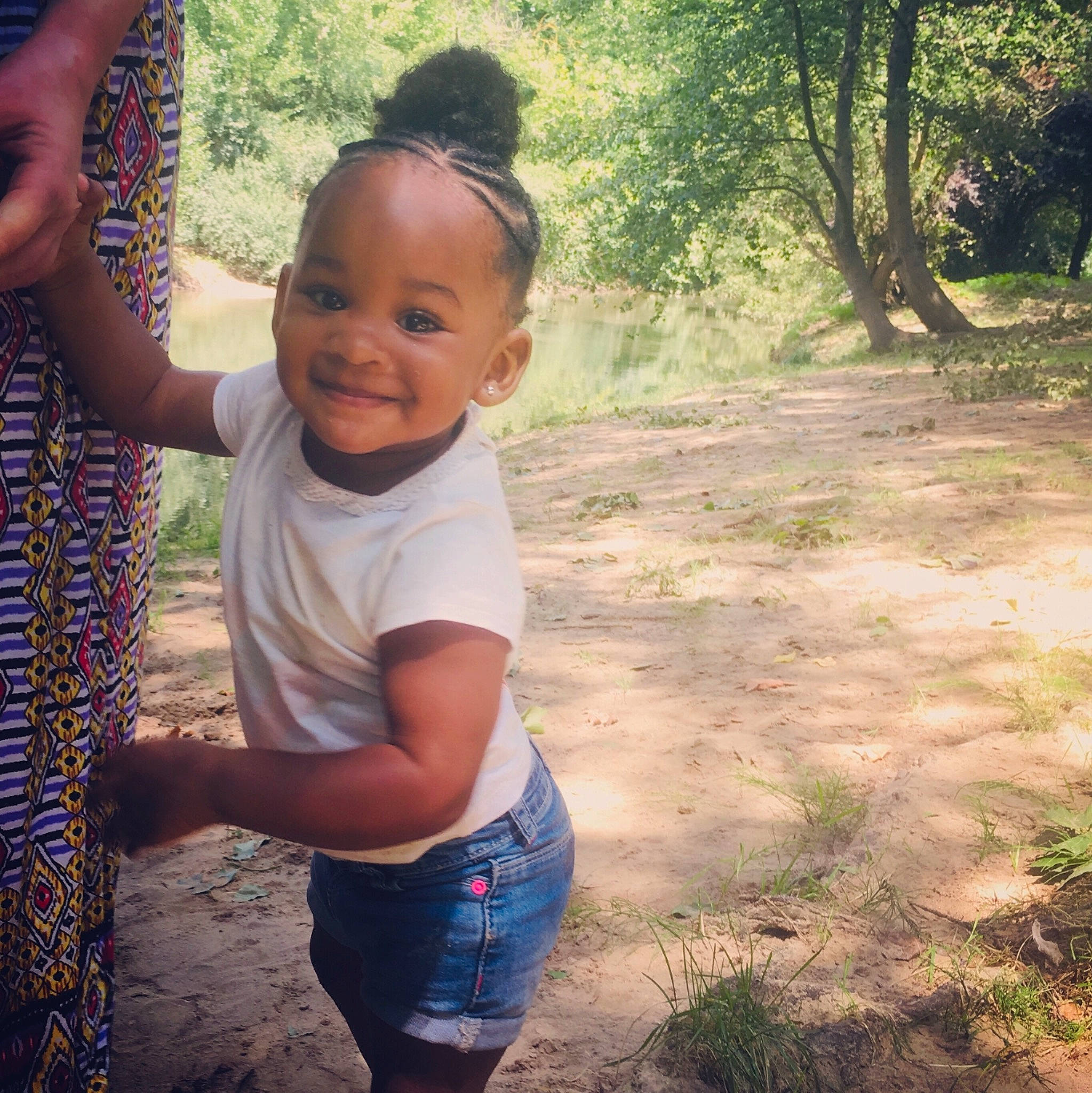 Alyah a rejoint le concours — aidez-le/la à gagner de superbes lots ! adaptation, child, face, grass, happy, joy, person, plant, play, smile, toddler, tree