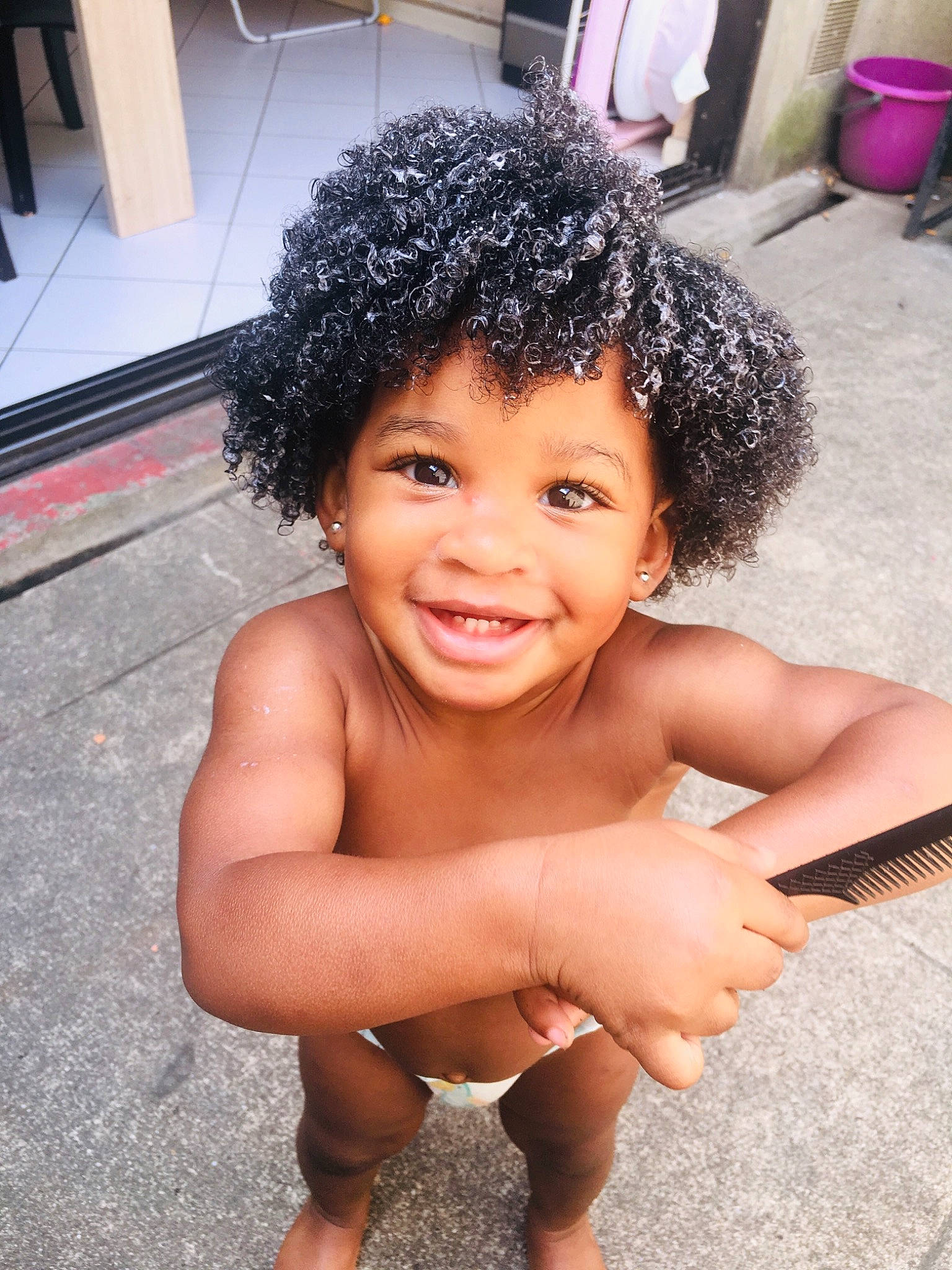Alyah participe au concours pour gagner de l'argent avec cette photo : afro, bathing, black_hair, chest, child, child_model, face, facial_expression, fun, hair, hairstyle, hand, head, human, jheri_curl, joy, muscle, nose, person, skin