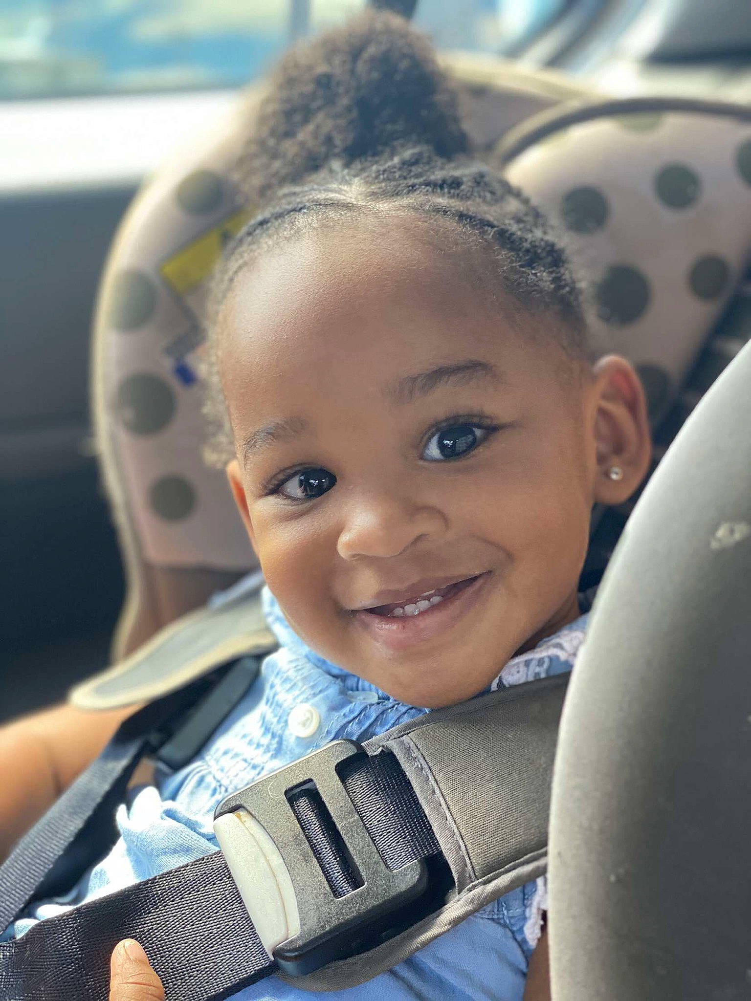 Alyah a rejoint le concours — aidez-le/la à gagner de superbes lots ! auto_part, baby, black_hair, car, car_seat, cheek, child, face, family_car, hair, hairstyle, happy, head, joy, nose, person, sitting, skin, smile, toddler