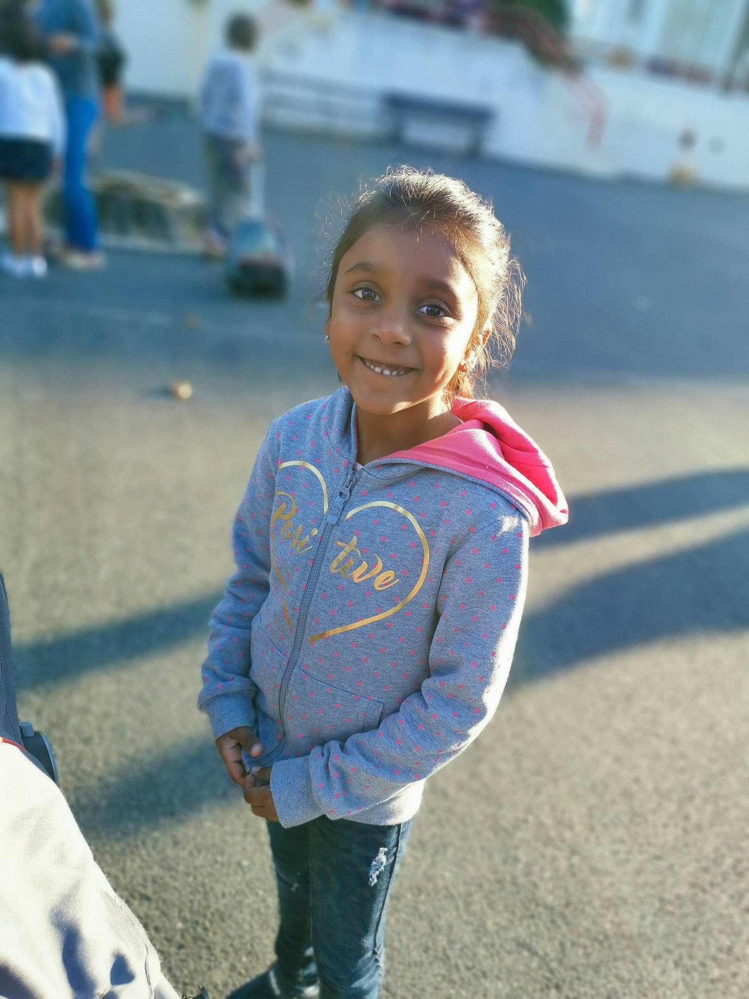 Alizee participe au concours pour gagner de l'argent avec cette photo : child, denim, eye, face, facial_expression, fun, hairstyle, happy, jeans, joy, leisure, outerwear, people, person, photography, recreation, smile, t_shirt, toddler, tree