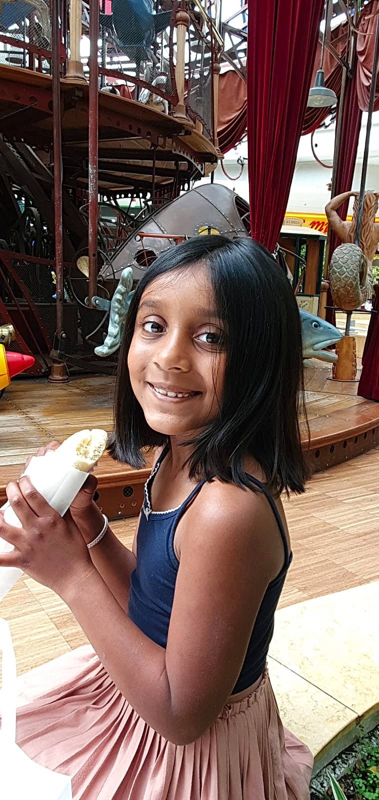 Alizee participe au concours pour gagner de l'argent avec cette photo : black_hair, brown_hair, hair, hairstyle, joy, long_hair, neck, person, smile