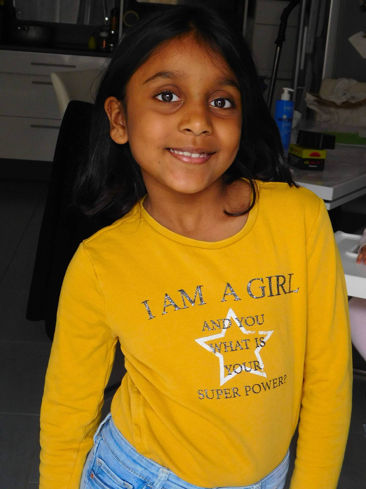 Alizee participe au concours pour gagner de l'argent avec cette photo : black_hair, child, joy, person, smile, t_shirt, top, yellow