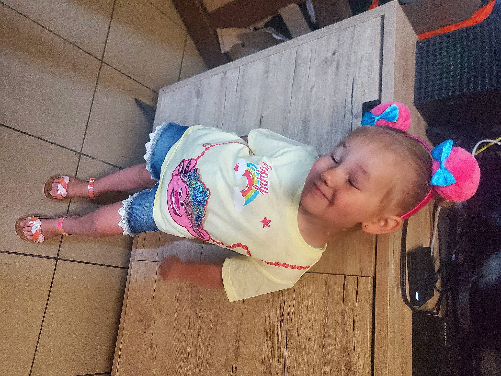 Emma a rejoint le concours — aidez-le/la à gagner de superbes lots ! baby, baby_laughing, baby_toddler_clothing, child, flooring, foot, fun, happy, hardwood, hat, human_leg, joy, pattern, person, pink, sandal, skin, smile, sock, toddler