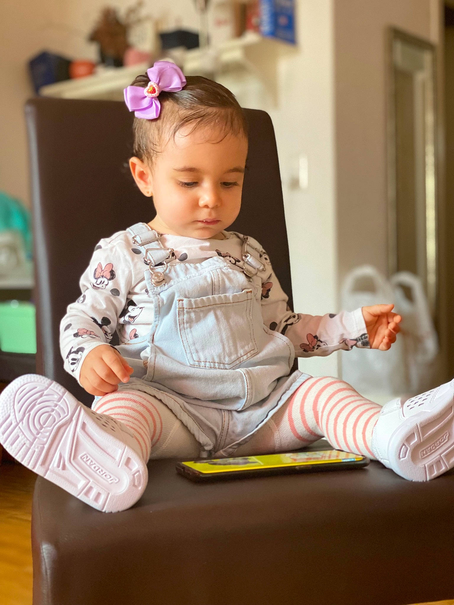 Ella May a rejoint le concours — aidez-le/la à gagner de superbes lots ! baby, baby_toddler_clothing, child, costume, event, facial_expression, fashion_accessory, flooring, fun, happy, human_leg, knee, person, play, room, sitting, skin, sleeve, sock, toddler