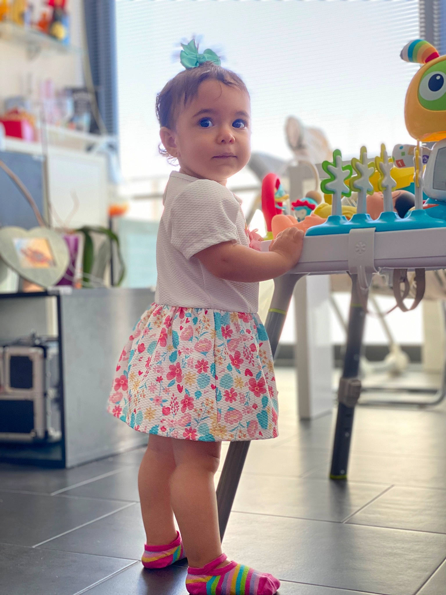 Ella May a rejoint le concours — aidez-le/la à gagner de superbes lots ! baby, baby_playing_with_toys, baby_toddler_clothing, child, event, flooring, fun, happy, human_body, human_leg, leisure, party, pattern, person, play, product, sandal, sock, standing, summer