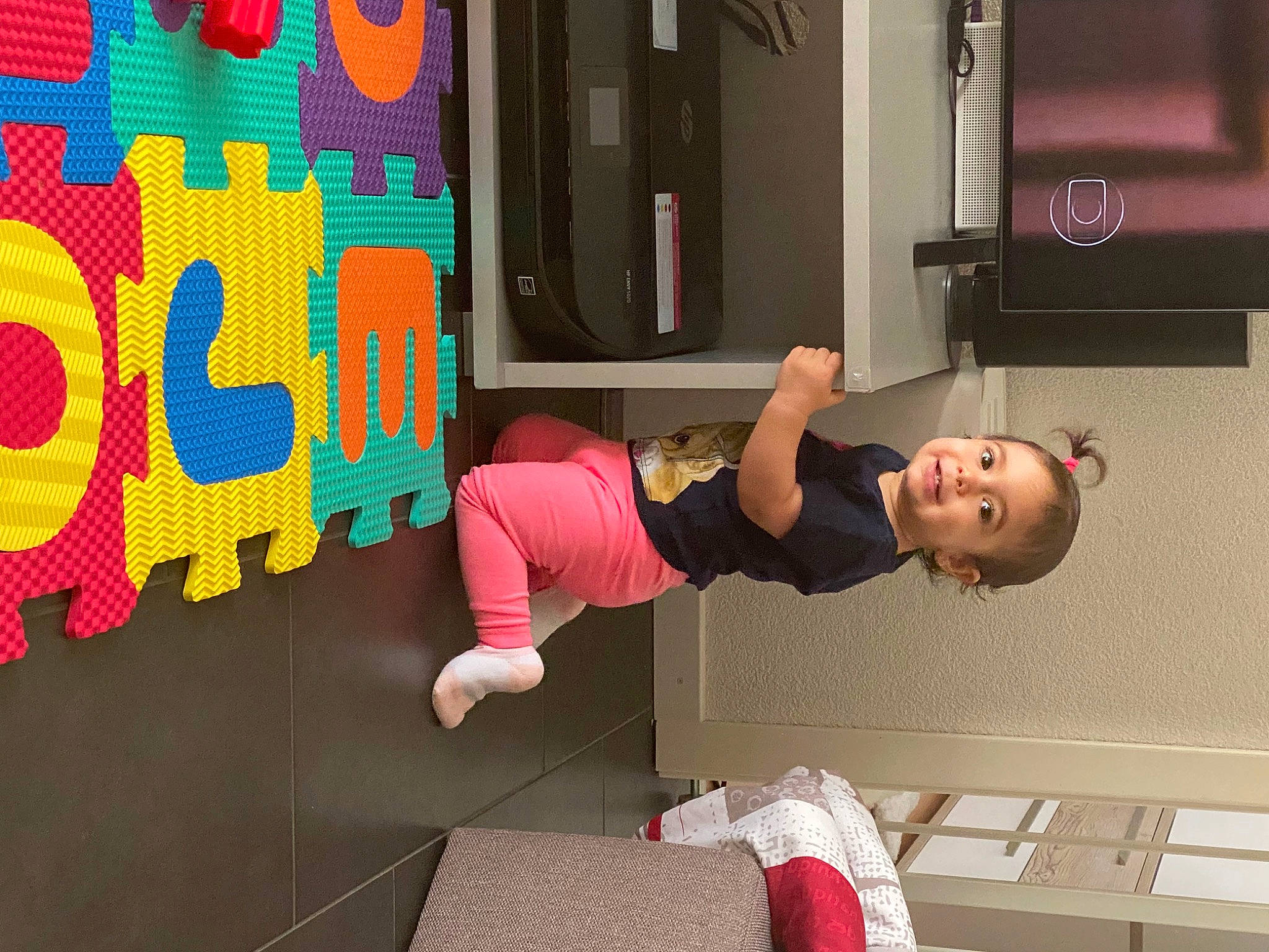 Ella May a rejoint le concours — aidez-le/la à gagner de superbes lots ! art, child, comfort, door, event, flooring, fun, home_appliance, interior_design, joy, leg, magenta, party, person, play, room, t_shirt, tire, toddler, visual_arts