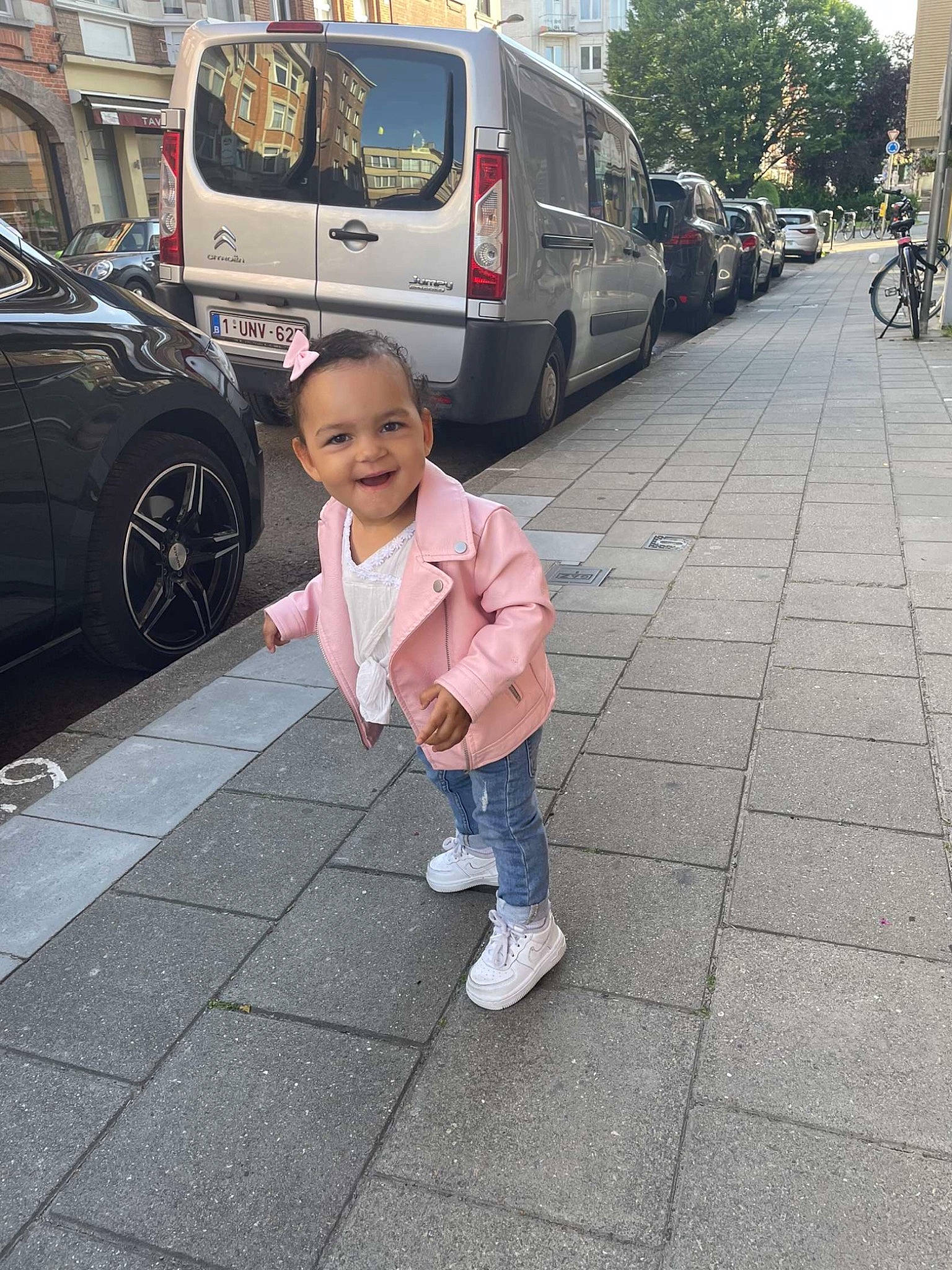 Maëlys a rejoint le concours — aidez-le/la à gagner de superbes lots ! asphalt, automotive_exterior, automotive_lighting, bicycle_wheel, car, joy, land_vehicle, line, motor_vehicle, parking, person, road_surface, sidewalk, smile, street_fashion, tire, toddler, tree, vehicle, vehicle_door