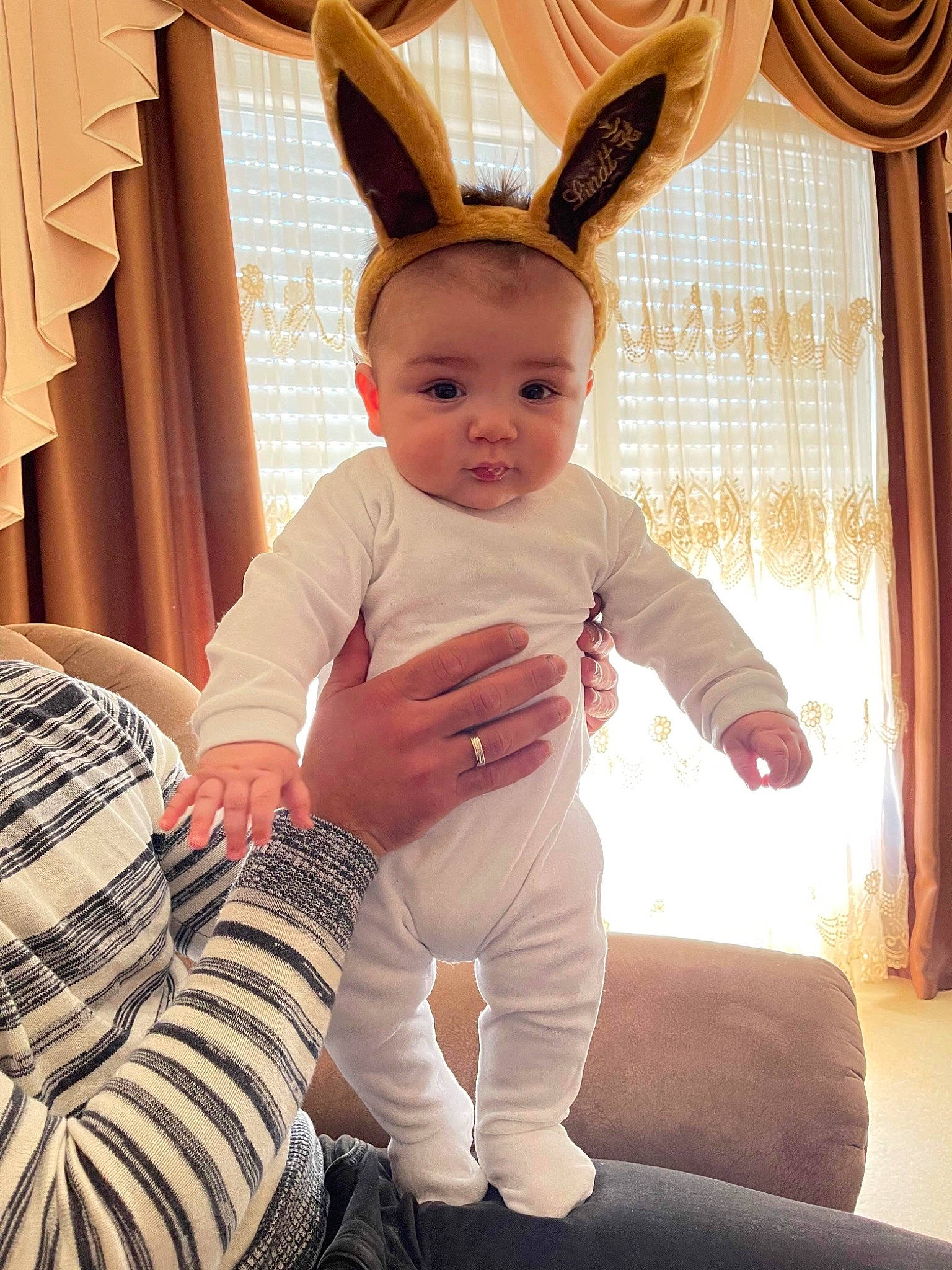 Léo a rejoint le concours — aidez-le/la à gagner de superbes lots ! baby, baby_toddler_clothing, child, comfort, curtain, ear, fawn, finger, fun, happy, human_leg, knee, lap, organ, peach, person, pink, sleeve, thigh, thumb