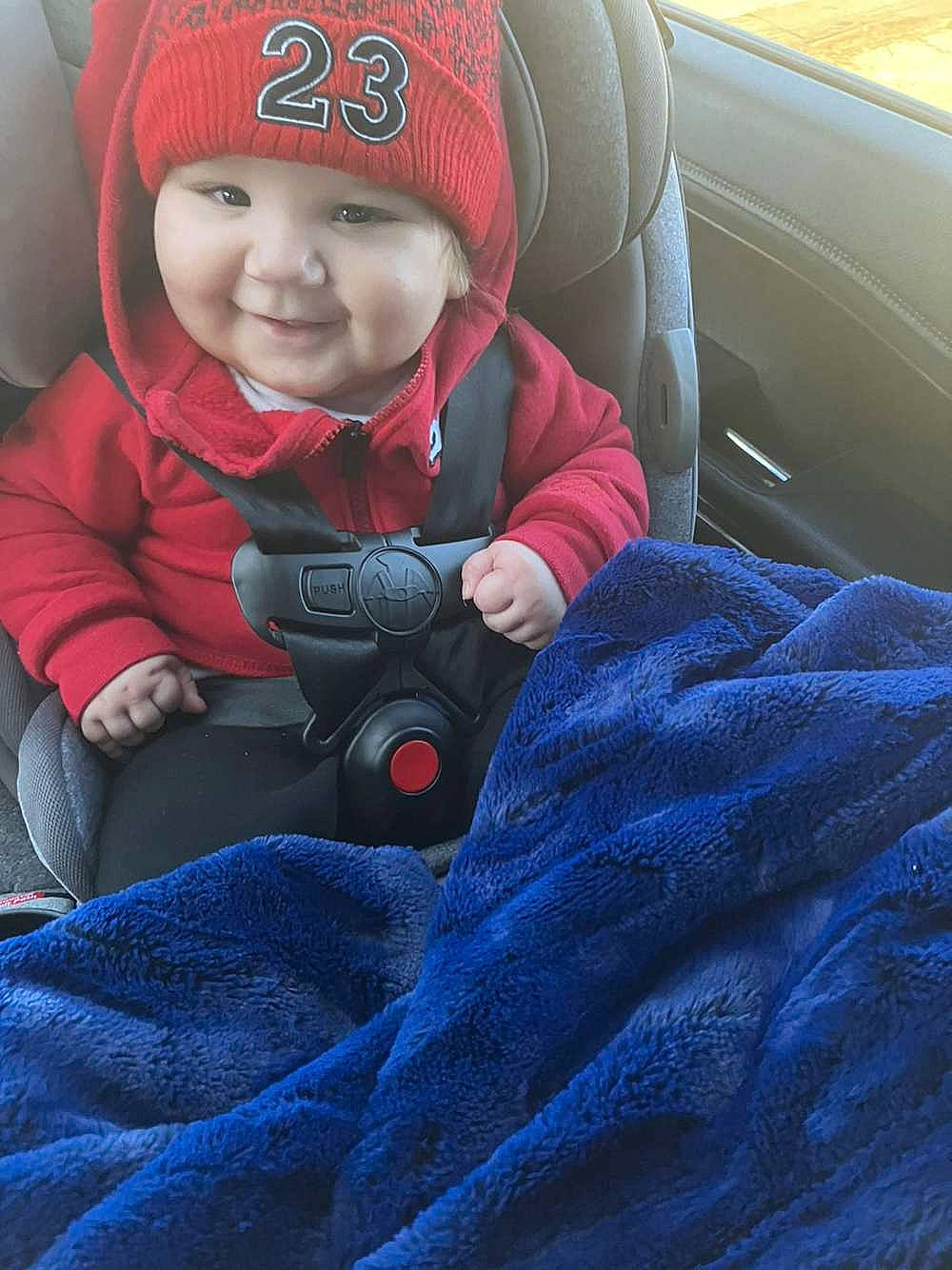 Tabdoka is registered to the contest to win money with this photo: auto_part, baby, baby_carriage, baby_products, cap, car_seat, car_seat_cover, child, comfort, cool, electric_blue, family_car, hand, happy, headwear, joy, person, seat_belt, smile, textile