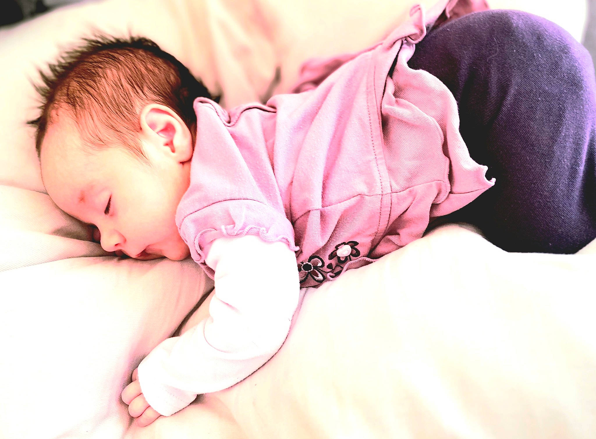 Eva participe au concours pour gagner de l'argent avec cette photo : abdomen, baby, baby_sleeping, baby_toddler_clothing, bed, bedtime, cheek, child, comfort, gesture, hand, happy, human_body, linens, magenta, nap, person, sitting, skin, stomach