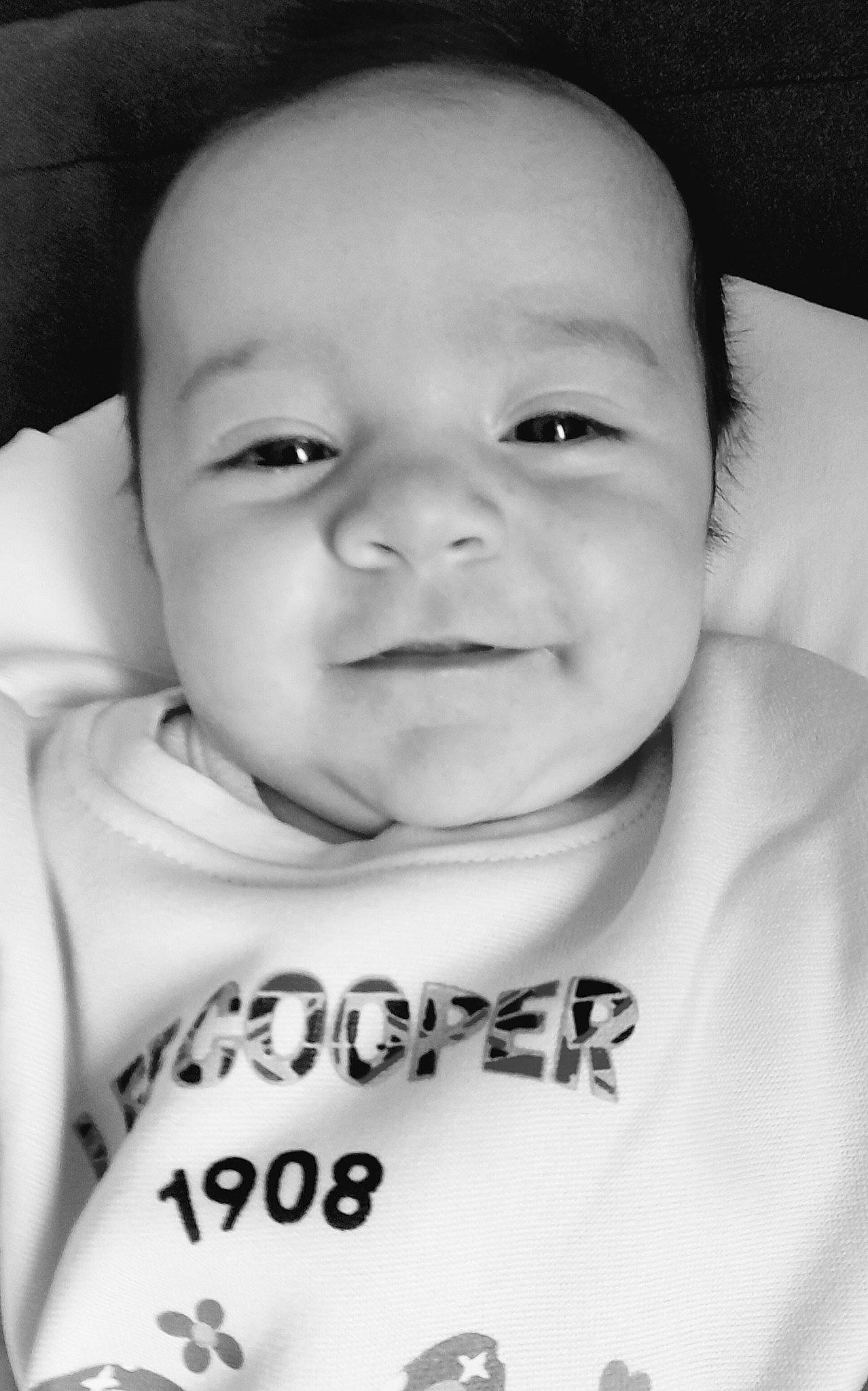 Eva a rejoint le concours — aidez-le/la à gagner de superbes lots ! baby, cheek, chin, eye, eyebrow, face, facial_expression, flash_photography, hairstyle, human, iris, jaw, lip, mouth, neck, nose, person, product, skin, sleeve