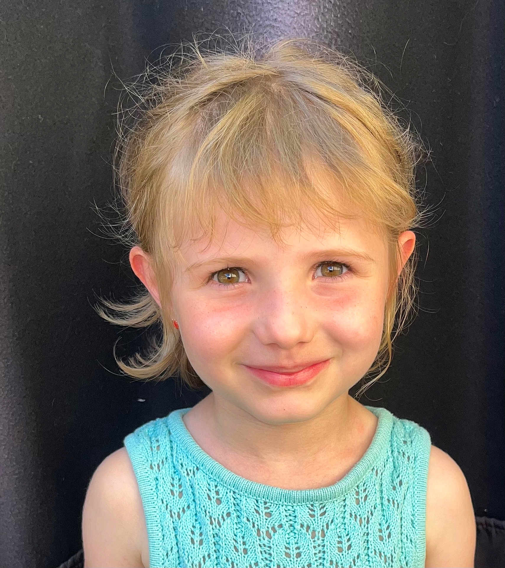 Maëlle a rejoint le concours — aidez-le/la à gagner de superbes lots ! child, smile, portrait, face, blonde_hair, knitted_top, turquoise, sleeveless, young, innocence, happy, eyes, freckles, person, casual, cute, background, studio, headshot, light