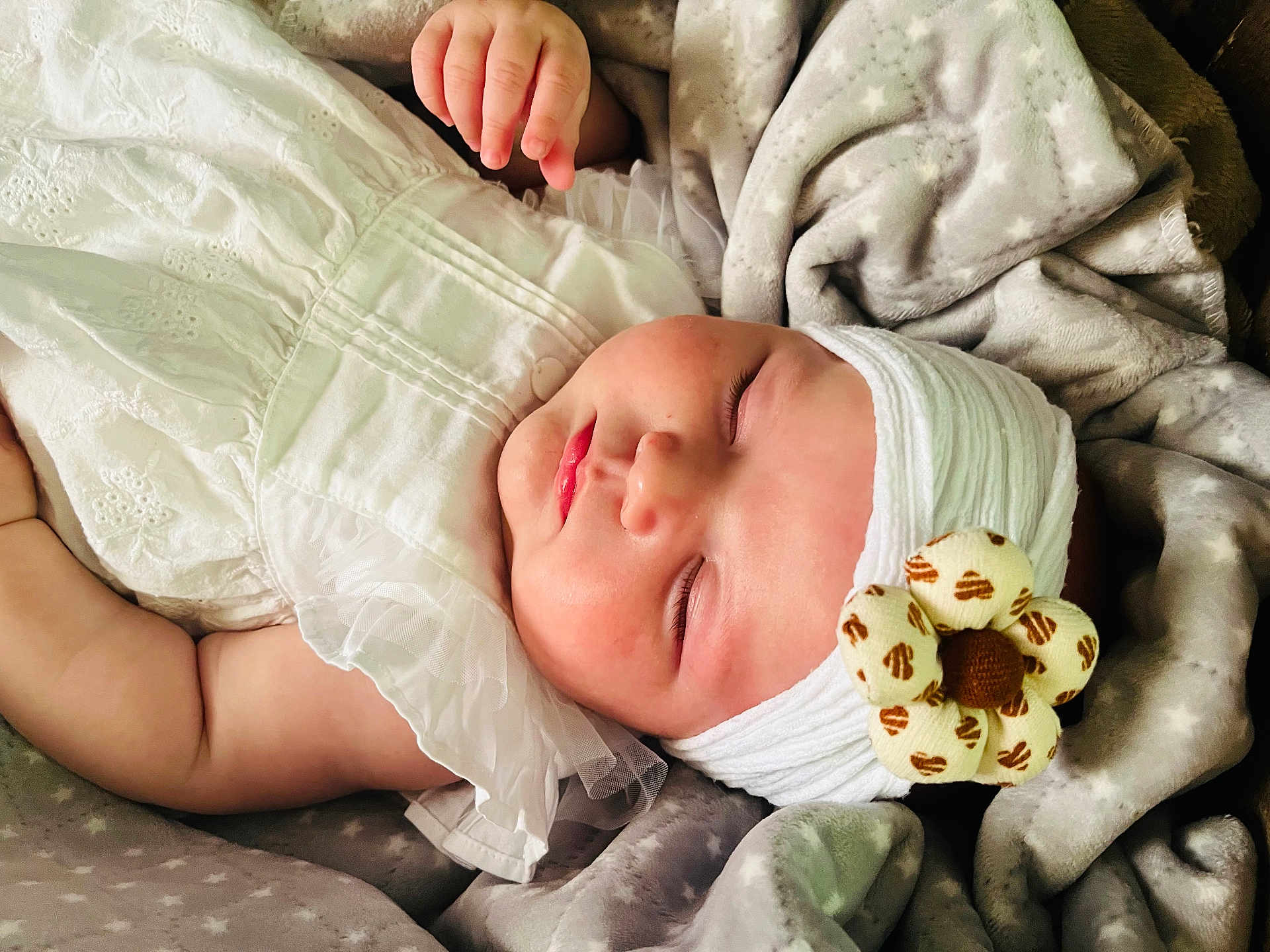 Louise participe au concours pour gagner de l'argent avec cette photo : baby, sleeping, infant, white_dress, headband, flower, blanket, soft_texture, peaceful, closeup, portrait, child, cute, adorable, resting, cozy, fabric, newborn, toddler, skin