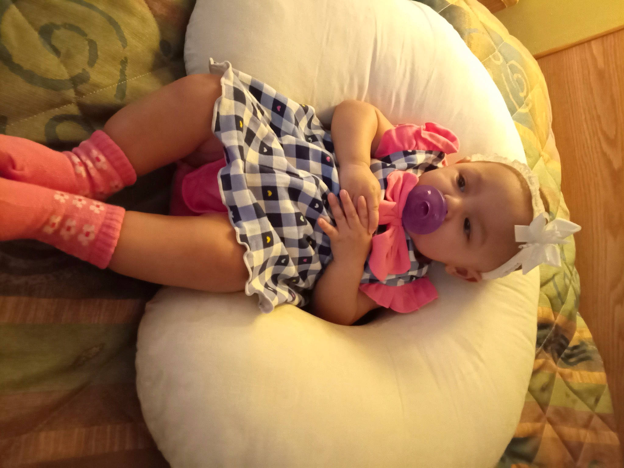 Diana is registered to the contest to win money with this photo: abdomen, baby, comfort, couch, eye, facial_expression, finger, glasses, head, human_body, human_leg, joint, knee, mouth, nail, person, shoulder, skin, thigh, toddler