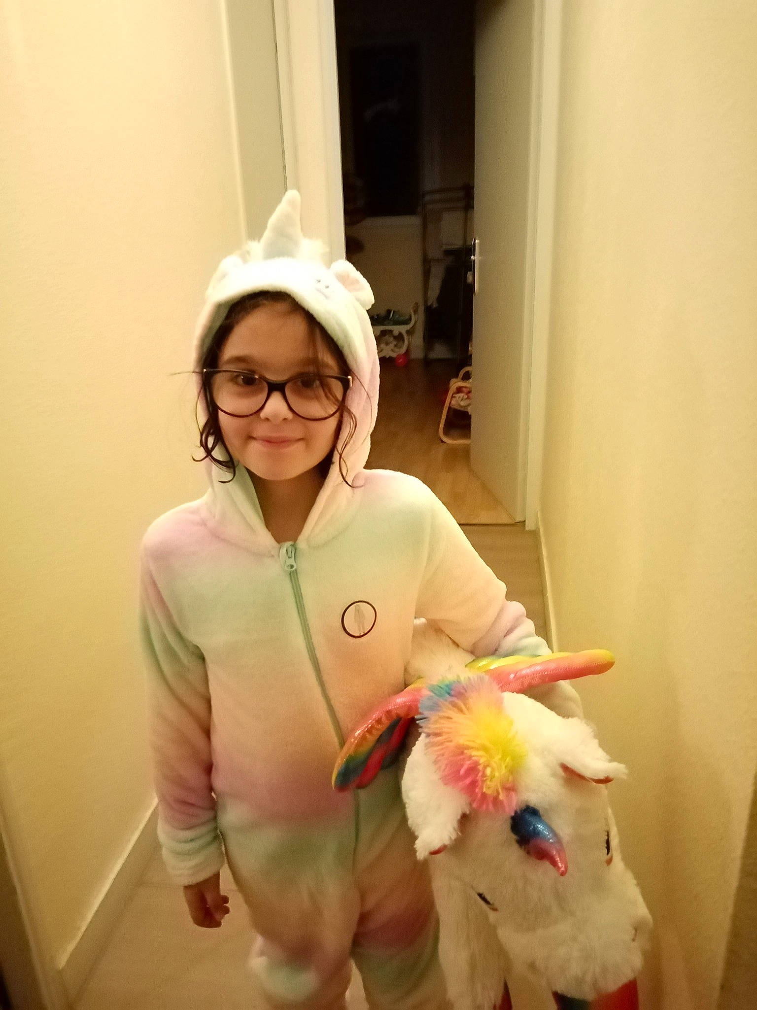 Kyra a rejoint le concours — aidez-le/la à gagner de superbes lots ! child, companion_dog, curtain, dog_breed, eyewear, fashion_accessory, felidae, fun, fur, happy, human_body, joy, mammal, person, selfie, shoulder, sleeve, smile, stuffed_toy, sunglasses