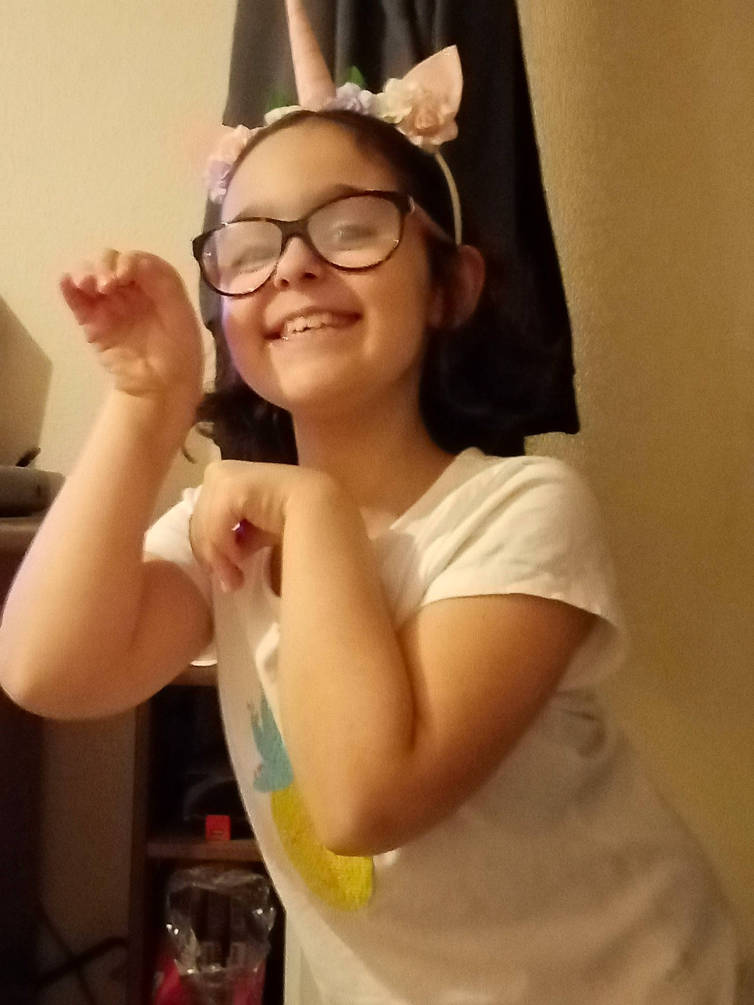 Kyra a rejoint le concours — aidez-le/la à gagner de superbes lots ! arm, cool, dress, ear, elbow, eyewear, facial_expression, finger, fun, gesture, glasses, happy, human_body, joint, joy, neck, person, shoulder, sleeve, smile