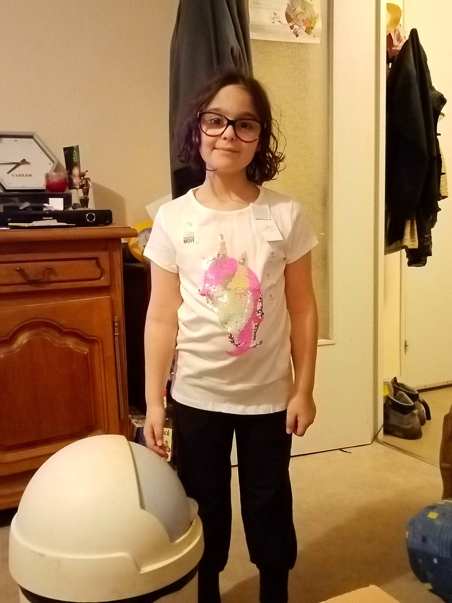 Kyra a rejoint le concours — aidez-le/la à gagner de superbes lots ! beauty, eyewear, flooring, glasses, hairstyle, joint, joy, knee, neck, person, product, shorts, shoulder, sleeve, sportswear, standing, t_shirt, textile, thigh, trunk