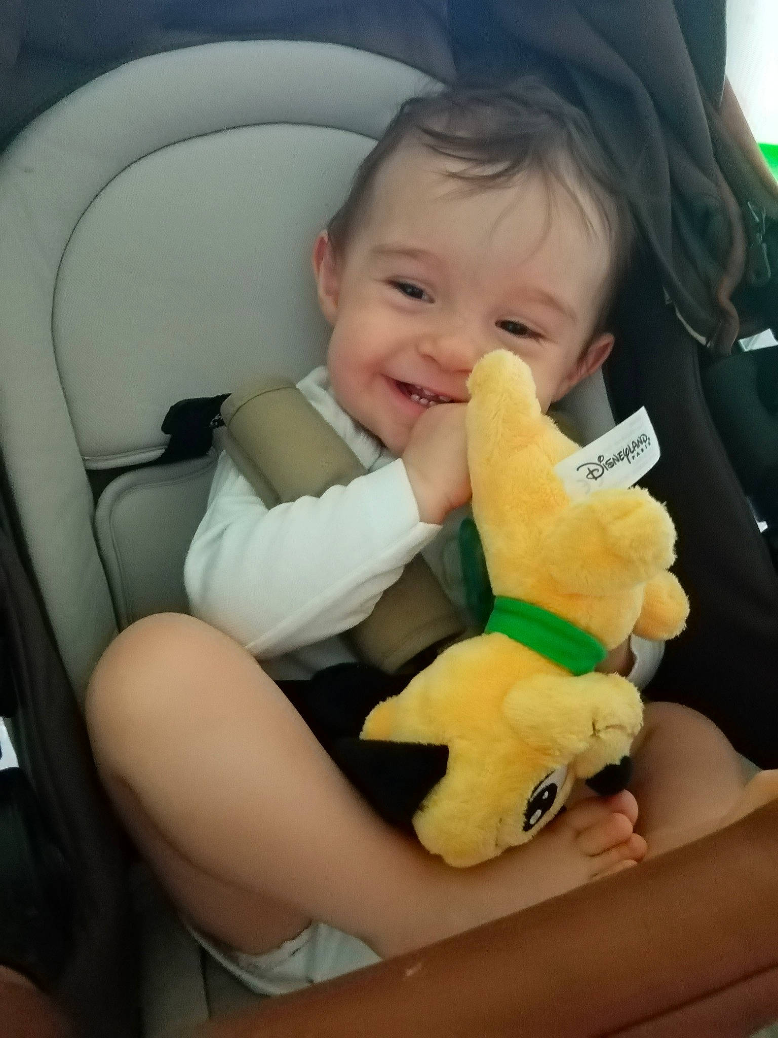 Timéo participe au concours pour gagner de l'argent avec cette photo : baby, baby_in_car_seat, baby_toddler_clothing, car_seat, car_seat_cover, child, comfort, finger, gesture, happy, head, nail, person, seat_belt, sitting, smile, steering_wheel, thumb, toddler, toy