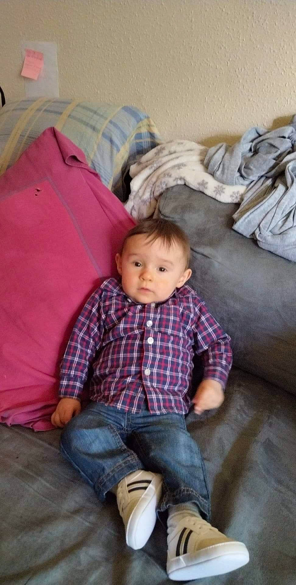 Timéo participe au concours pour gagner de l'argent avec cette photo : baby, baby_toddler_clothing, bedding, child, comfort, flooring, fun, hardwood, jeans, lap, leg, linens, pattern, person, plaid, sitting, tartan, textile, toddler, vacation