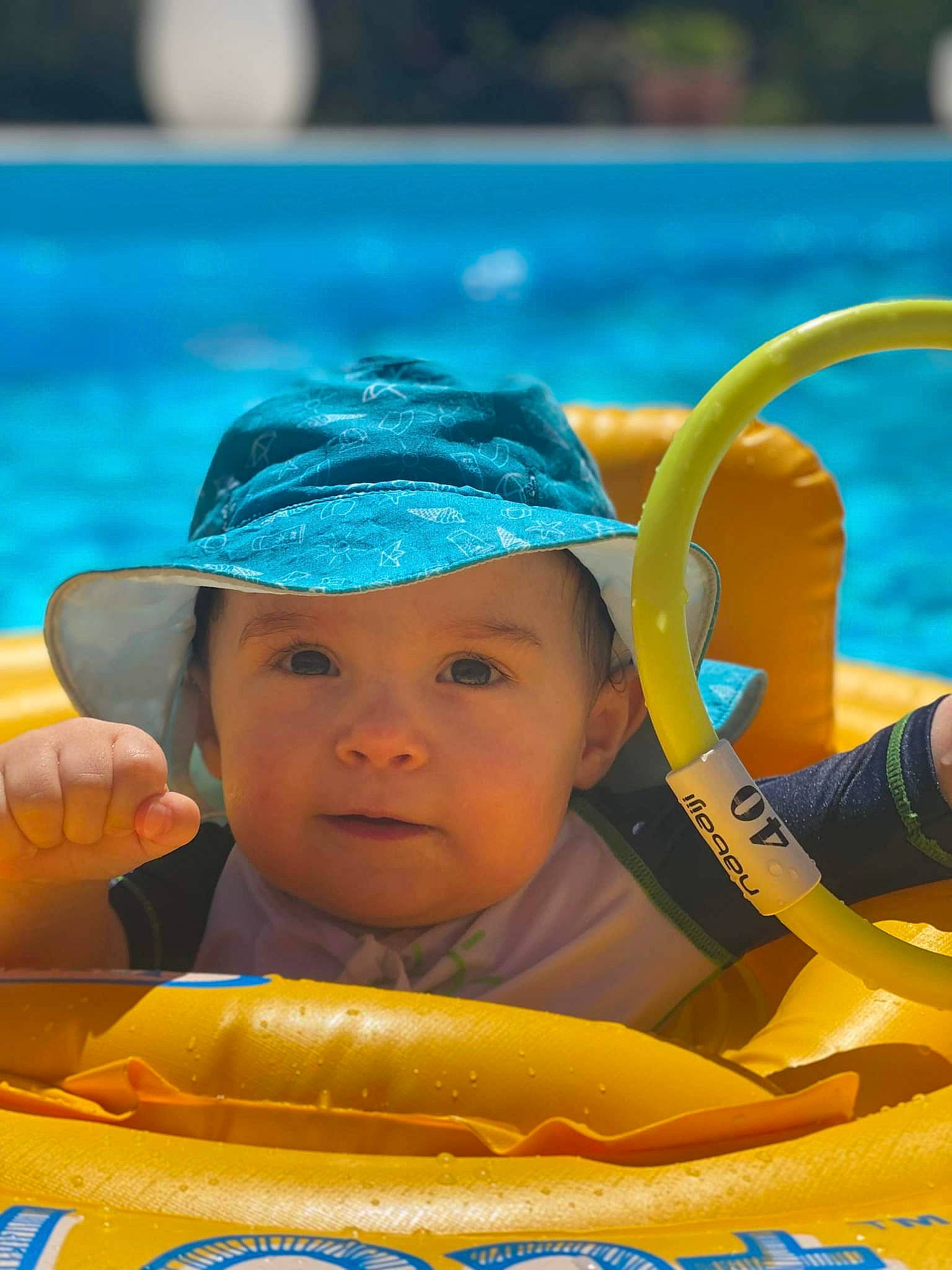 Timéo participe au concours pour gagner de l'argent avec cette photo : aqua, azure, baby, baby_products, blue, cap, child, fun, happy, hat, headgear, headwear, leisure, people, person, personal_protective_equipment, recreation, summer, sun_hat, toddler