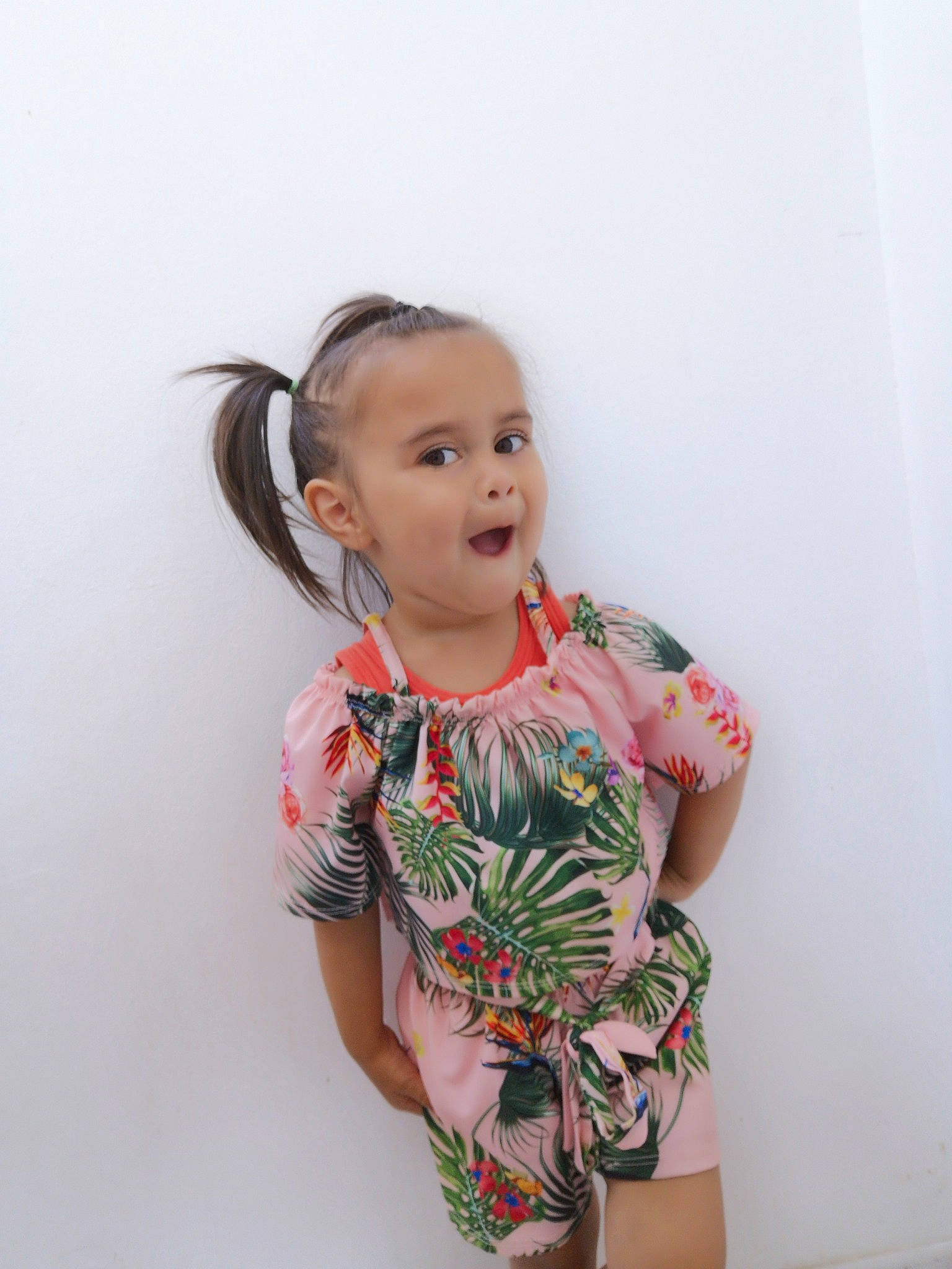 Louna participe au concours pour gagner de l'argent avec cette photo : arm, child, ear, happy, head, joint, neck, person, pigtail, plant, shoulder, skin, sleeve, t_shirt, toddler