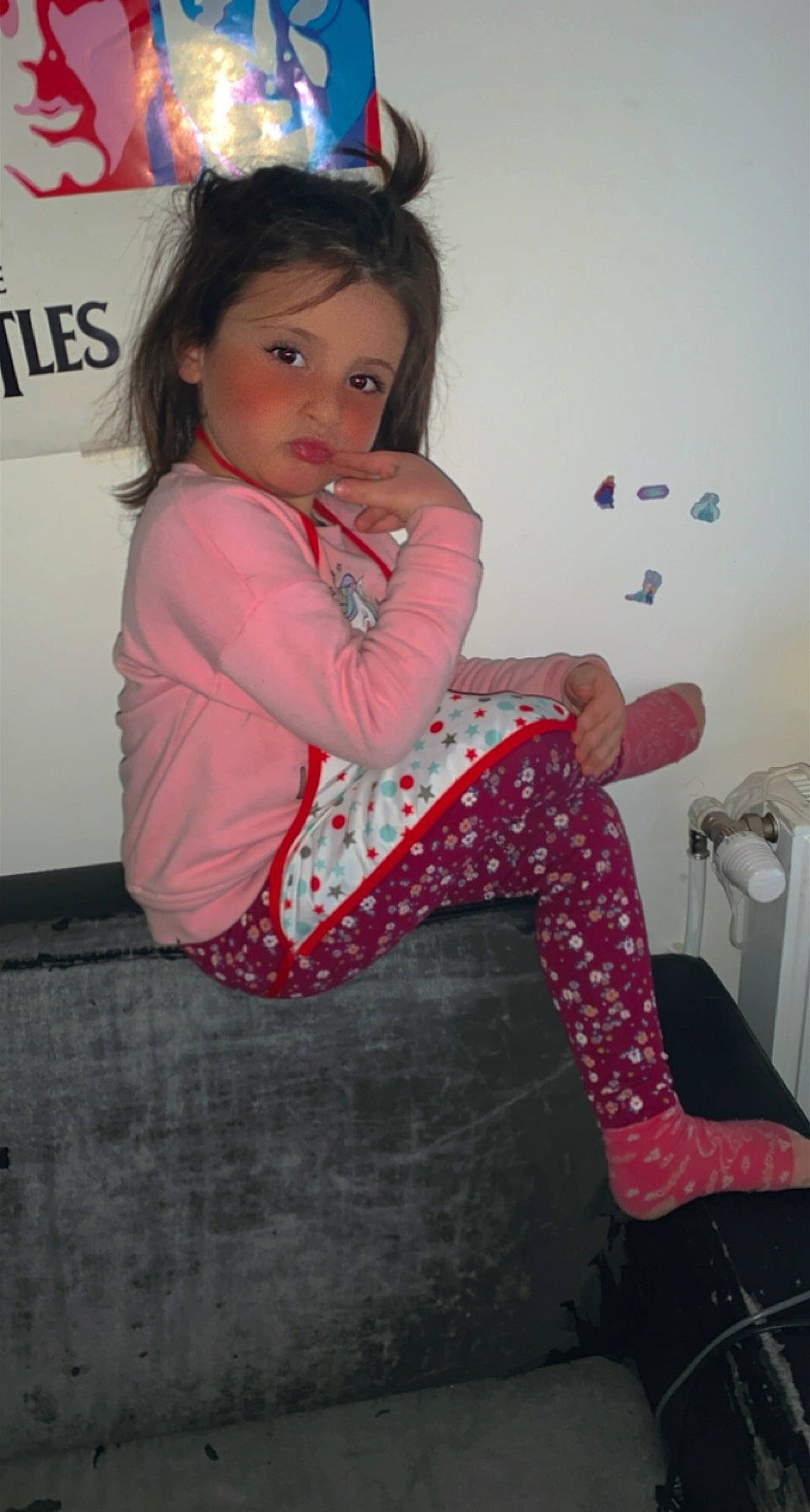 Myah a rejoint le concours — aidez-le/la à gagner de superbes lots ! baby_toddler_clothing, child_model, eyelash, hair_accessory, hairstyle, headband, headpiece, long_hair, nightwear, person, pink, stuffed_toy, tiara