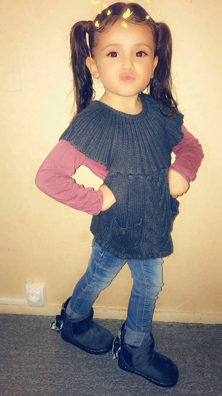 Myah participe au concours pour gagner de l'argent avec cette photo : baby_toddler_clothing, boot, cheek, child_model, cool, day_dress, denim, hair_tie, jeans, joint, person, pocket, shoulder, sleeve, standing, textile, toddler, trunk