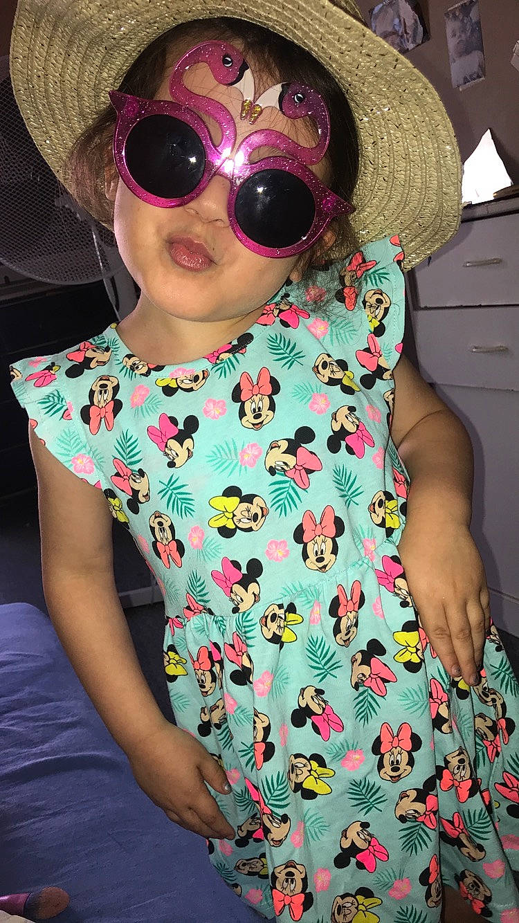 Myah a rejoint le concours — aidez-le/la à gagner de superbes lots ! clothing, costume_accessory, costume_hat, cowboy_hat, day_dress, dress, eyewear, fedora, goggles, hat, headwear, necklace, one_piece_garment, pattern, person, sun_hat, sunglasses