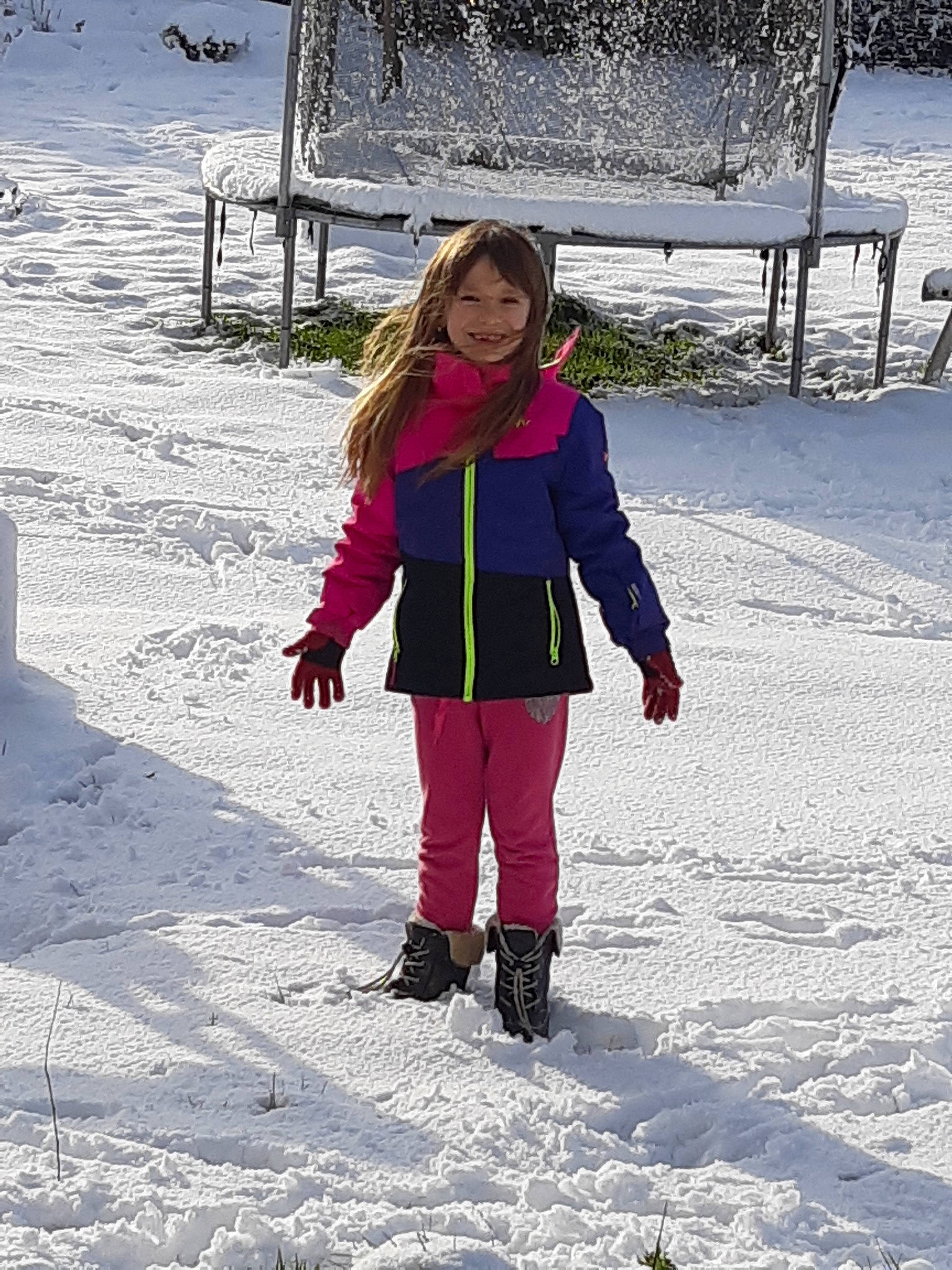 Clélia participe au concours pour gagner de l'argent avec cette photo : child, footwear, freezing, fun, ice, joy, outerwear, person, play, playing_in_the_snow, recreation, smile, snow, sports_equipment, vacation, winter, winter_sport