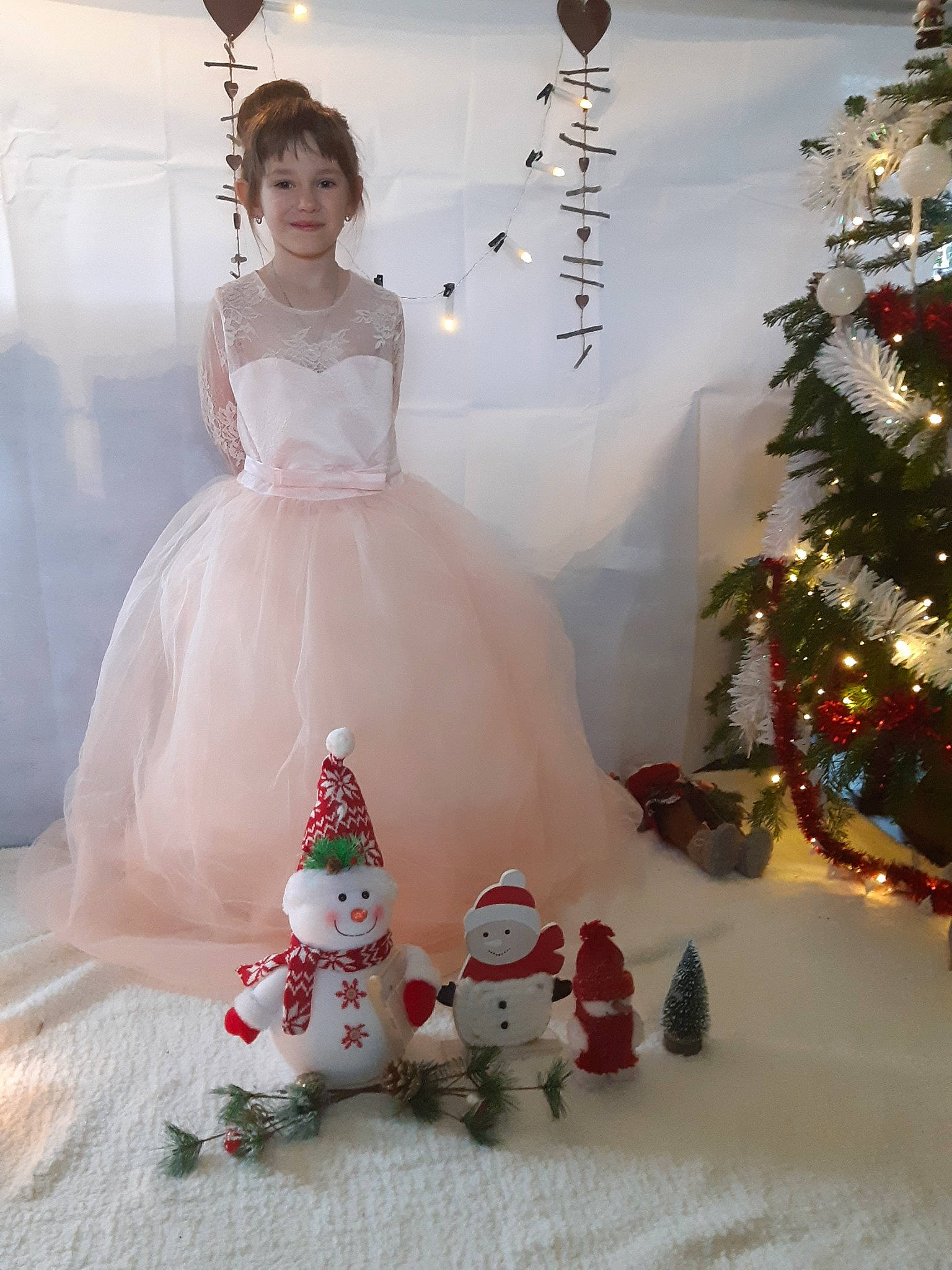 Clélia participe au concours pour gagner de l'argent avec cette photo : bridal_clothing, bridal_party_dress, bride, ceremony, christmas, christmas_decoration, christmas_ornament, dress, figurine, gown, interior_design, ornament, person, plant, shoulder, tradition, wedding_ceremony_supply, wedding_dress, white