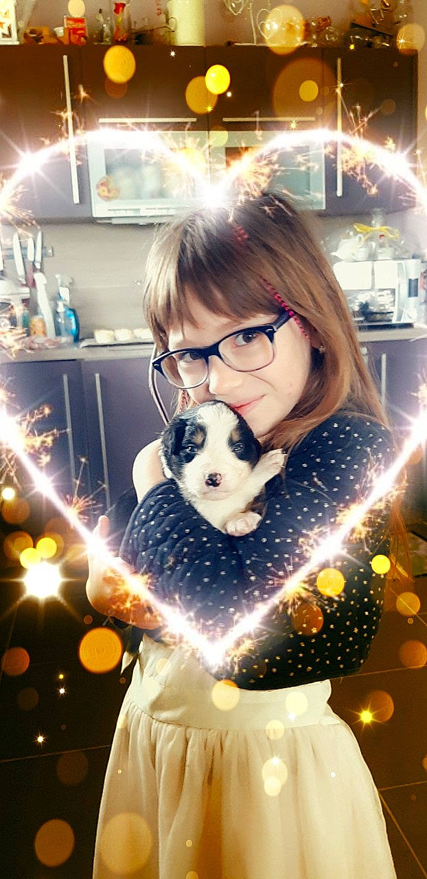 Clélia participe au concours pour gagner de l'argent avec cette photo : black_hair, cool, ear, eyewear, fur, glasses, joy, person, polka_dot, selfie, snapshot, stuffed_toy