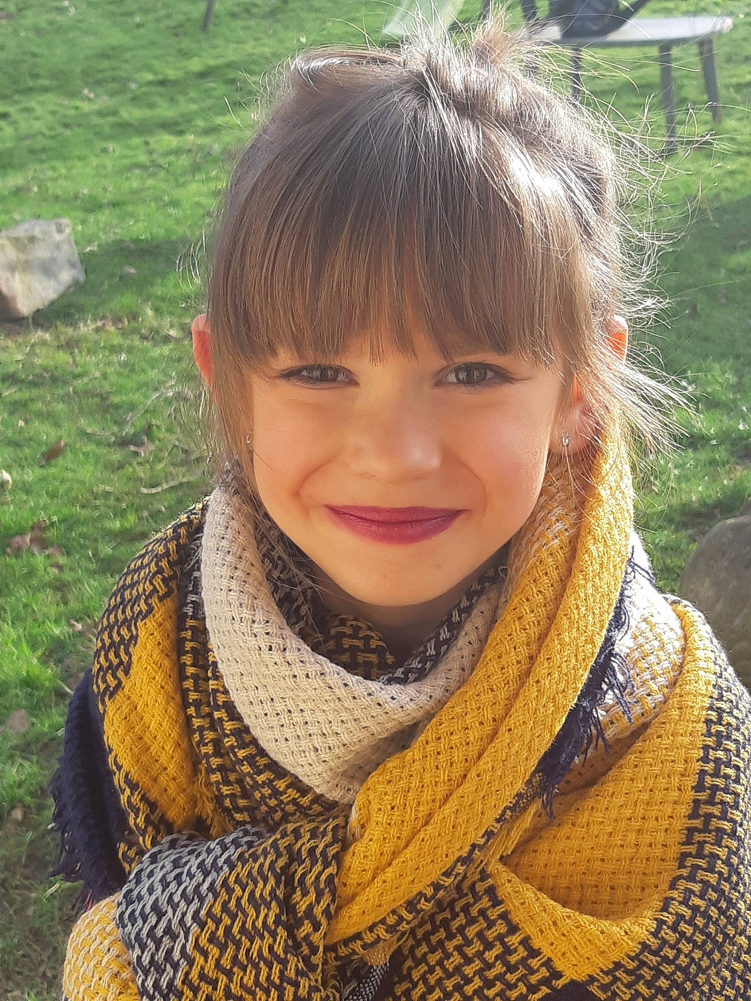 Clélia participe au concours pour gagner de l'argent avec cette photo : brown_hair, face, hair, joy, knitting, neck, pattern, person, photography, scarf, smile