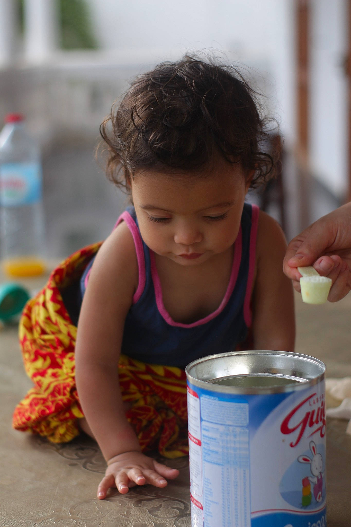 Ariana participe au concours pour gagner de l'argent avec cette photo : aluminum_can, baby, baby_toddler_clothing, beverage_can, carbonated_soft_drinks, child, drink, drinkware, finger, hand, person, tin, tin_can, toddler