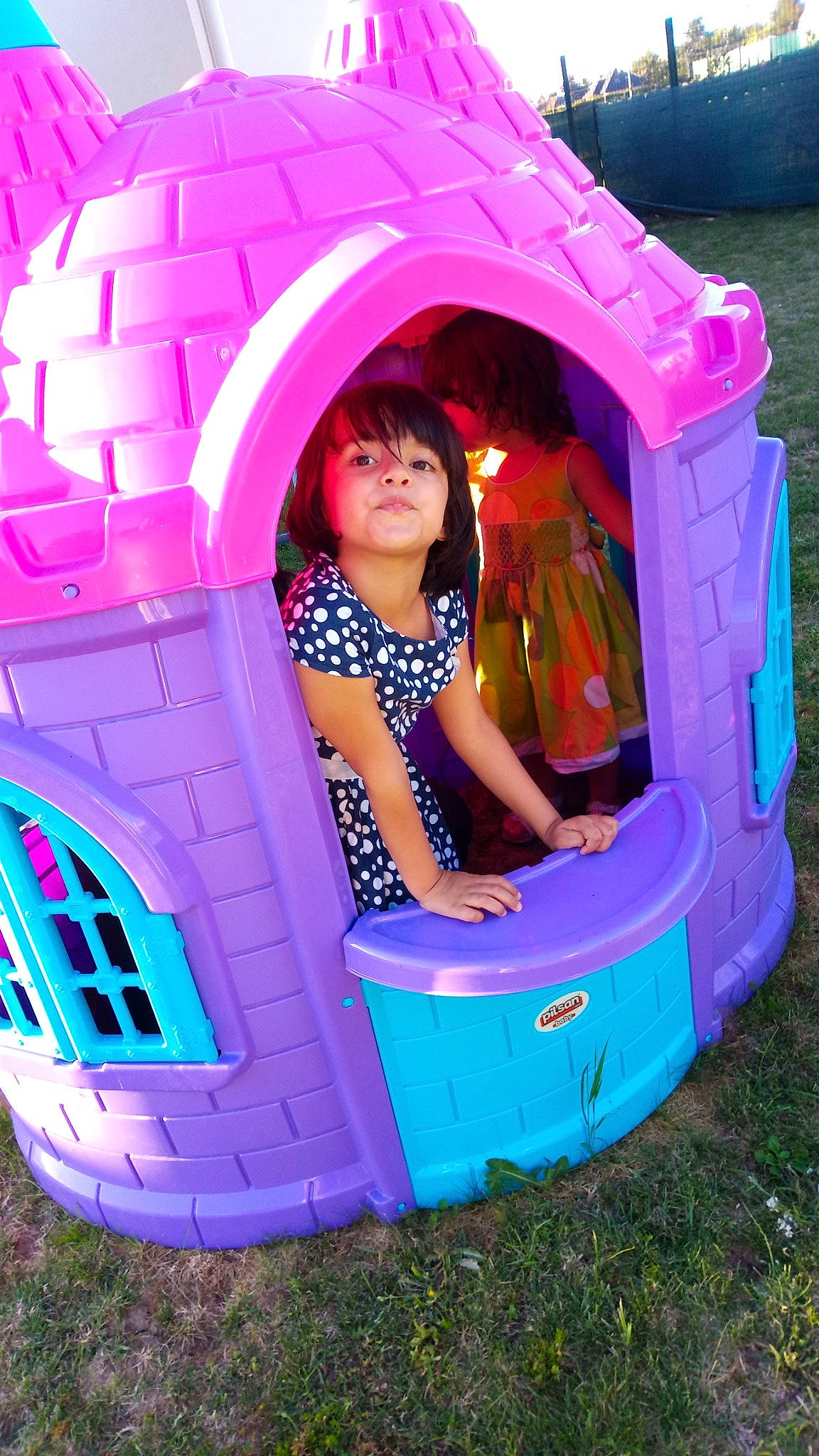 Émilie a rejoint le concours — aidez-le/la à gagner de superbes lots ! blue, electric_blue, magenta, majorelle_blue, person, pink, plastic, play, purple, sitting, tints_and_shades, violet