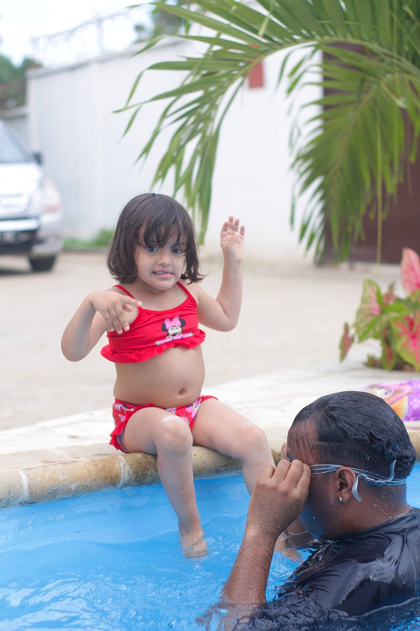 Émilie participe au concours pour gagner de l'argent avec cette photo : arecales, arm, baseball_cap, bathing, cap, child, fun, goggles, hand, hat, human_body, leisure, person, recreation, summer, sunglasses, swimwear, toddler, undergarment, vacation