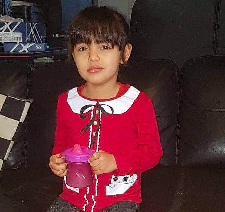 Émilie participe au concours pour gagner de l'argent avec cette photo : baby_toddler_clothing, bangs, black_hair, car_seat, cool, head_restraint, hime_cut, human_body, jewellery, leather, person, plastic_bottle, television, television_set, toddler