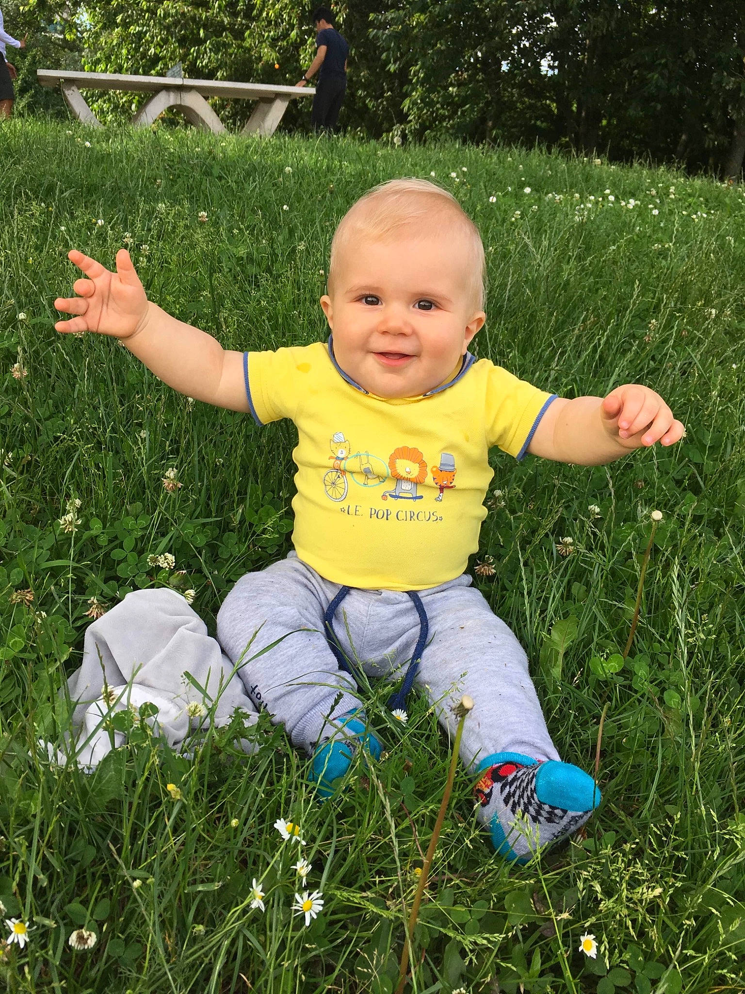 Léorio a rejoint le concours — aidez-le/la à gagner de superbes lots ! baby, child, finger, fun, grass, grass_family, happy, joy, lawn, leaf, meadow, people_in_nature, person, plant, play, sitting, smile, toddler