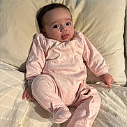 Romy a rejoint le concours — aidez-le/la à gagner de superbes lots ! baby, bed, blanket, child, comfortable, cute, expression, face, indoors, infant, looking, onesie, person, pillow, pink_clothing, portrait, resting, sleepwear, soft, young