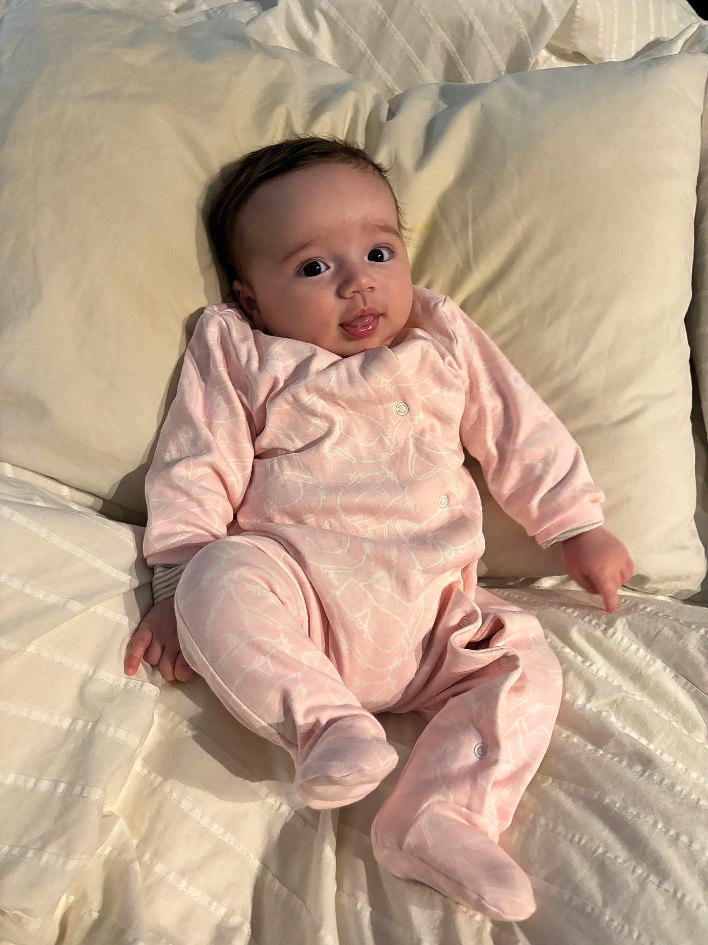 Romy a rejoint le concours — aidez-le/la à gagner de superbes lots ! baby, bed, blanket, child, comfortable, cute, expression, face, indoors, infant, looking, onesie, person, pillow, pink_clothing, portrait, resting, sleepwear, soft, young