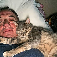 Nout participe au concours pour gagner de l'argent avec cette photo : man, cat, sleeping, cozy, indoor, pillow, relaxed, companion, pet, snuggling, closeup, portrait, resting, casual, comfort, domestic, feline, human, affection, warmth