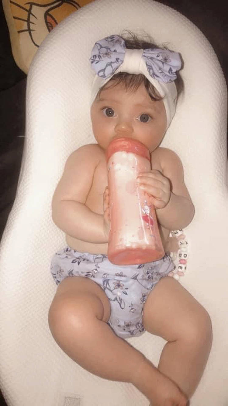 Jade participe au concours pour gagner de l'argent avec cette photo : baby, baby_products, child, finger, person, product, toddler