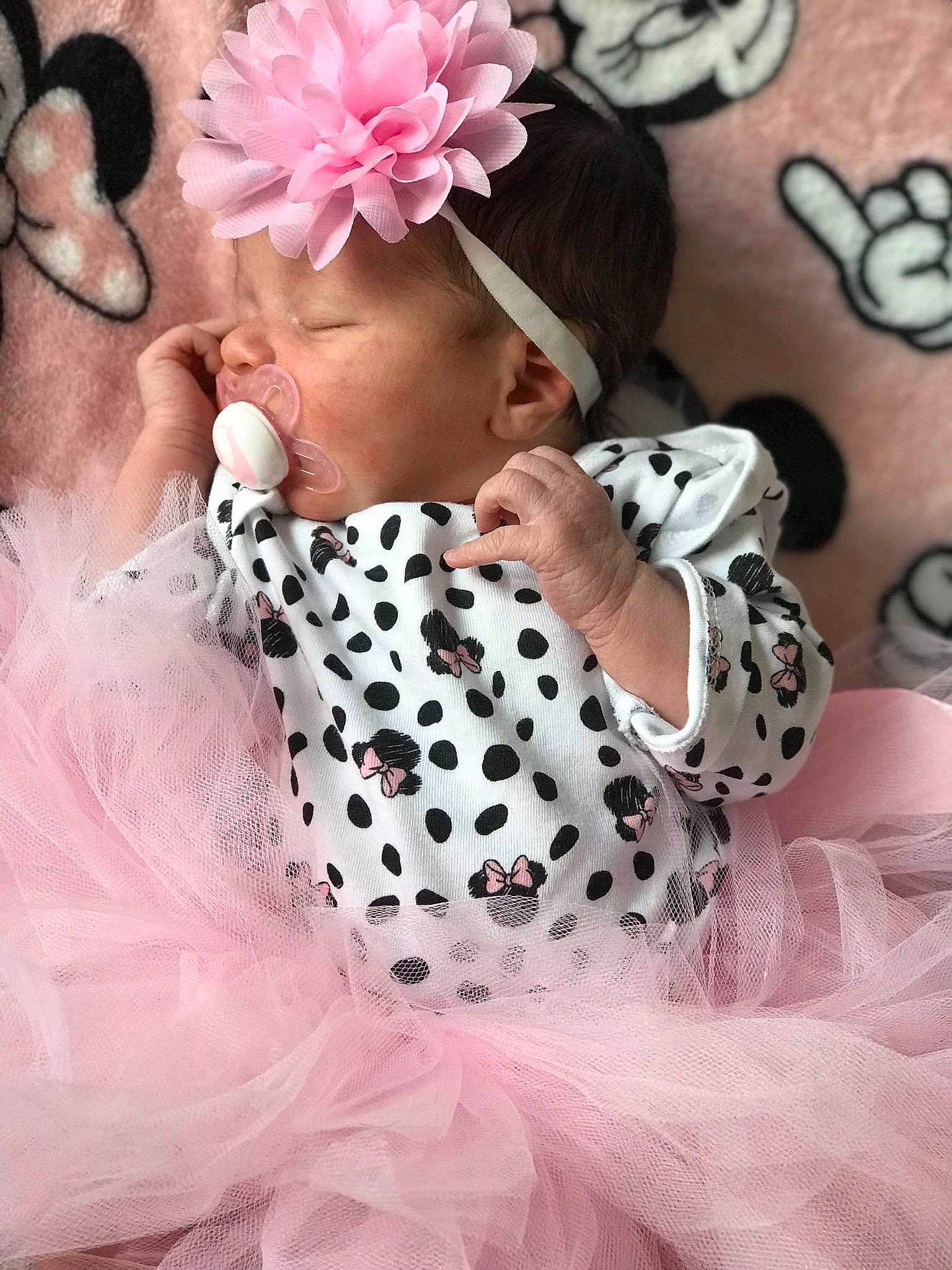 Jade a rejoint le concours — aidez-le/la à gagner de superbes lots ! baby, baby_bloomers, baby_toddler_clothing, ballet_tutu, child, costume, costume_accessory, design, hair_accessory, headband, headpiece, pattern, person, pink, polka_dot, toddler