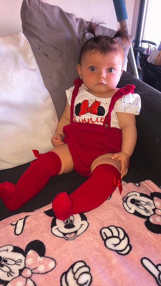 Jade a rejoint le concours — aidez-le/la à gagner de superbes lots ! baby, cheek, child, leg, person, play, red, sitting, skin, toddler