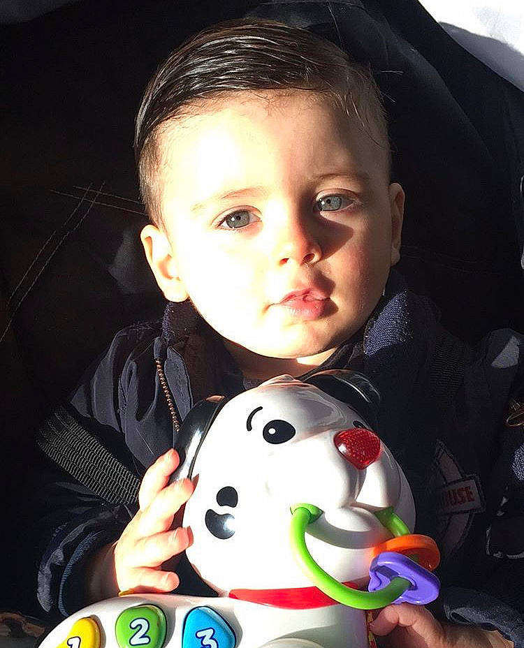 Ethan participe au concours pour gagner de l'argent avec cette photo : baby, baby_toys, black_hair, cheek, child, ear, finger, fun, head, person, photography, play, smile, toddler