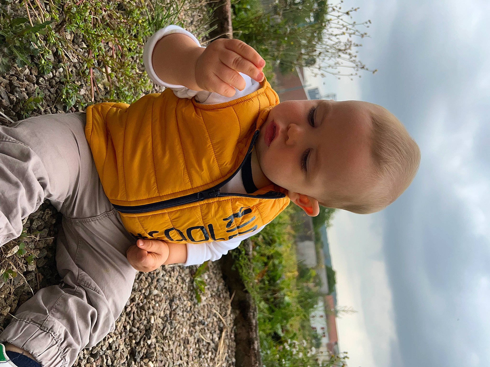 Thyméo a rejoint le concours — aidez-le/la à gagner de superbes lots ! baby, cloud, cool, fun, grass, grass_family, happy, hat, joint, leisure, organ, people_in_nature, person, plant, sky, smile, sunglasses, sunlight, t_shirt, toddler