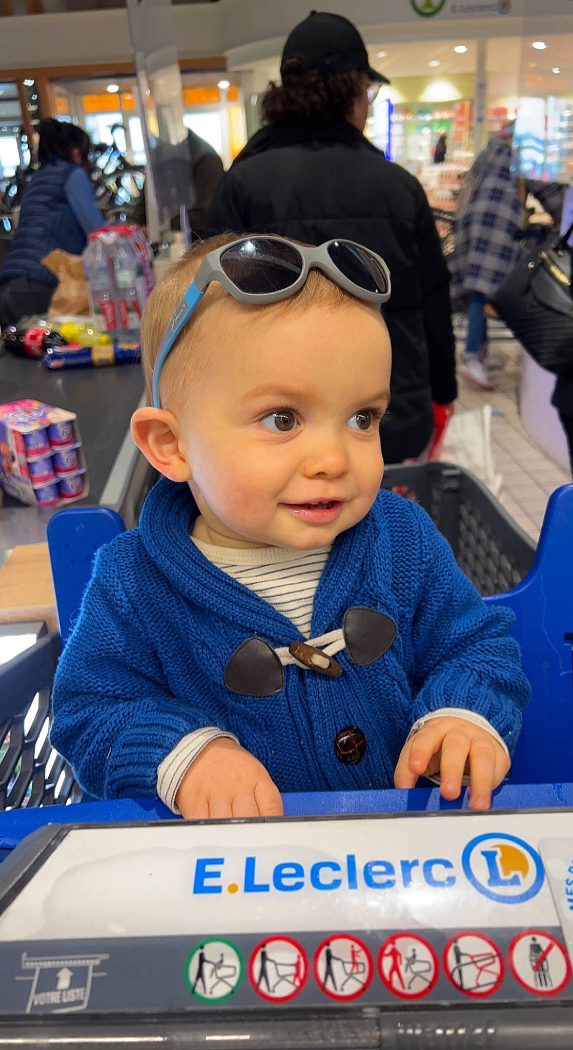 Thyméo participe au concours pour gagner de l'argent avec cette photo : baby, baby_toddler_clothing, blue, cap, cheek, child, event, eyewear, fun, goggles, happy, leisure, person, product, recreation, sitting, smile, snapshot, sunglasses, toddler