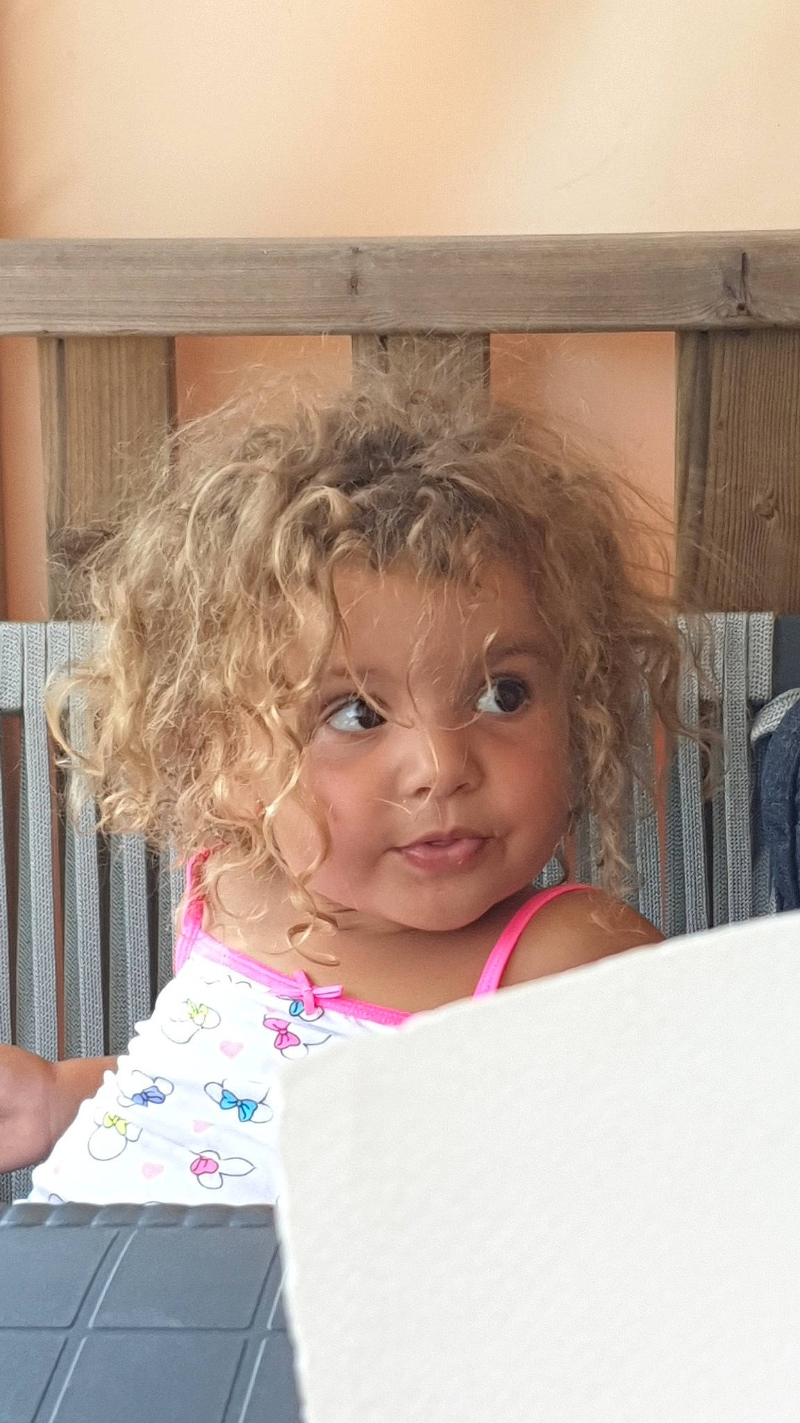 Hania participe au concours pour gagner de l'argent avec cette photo : baby, baby_toddler_clothing, blond, cheek, child, child_model, curious, eyelash, person, toddler